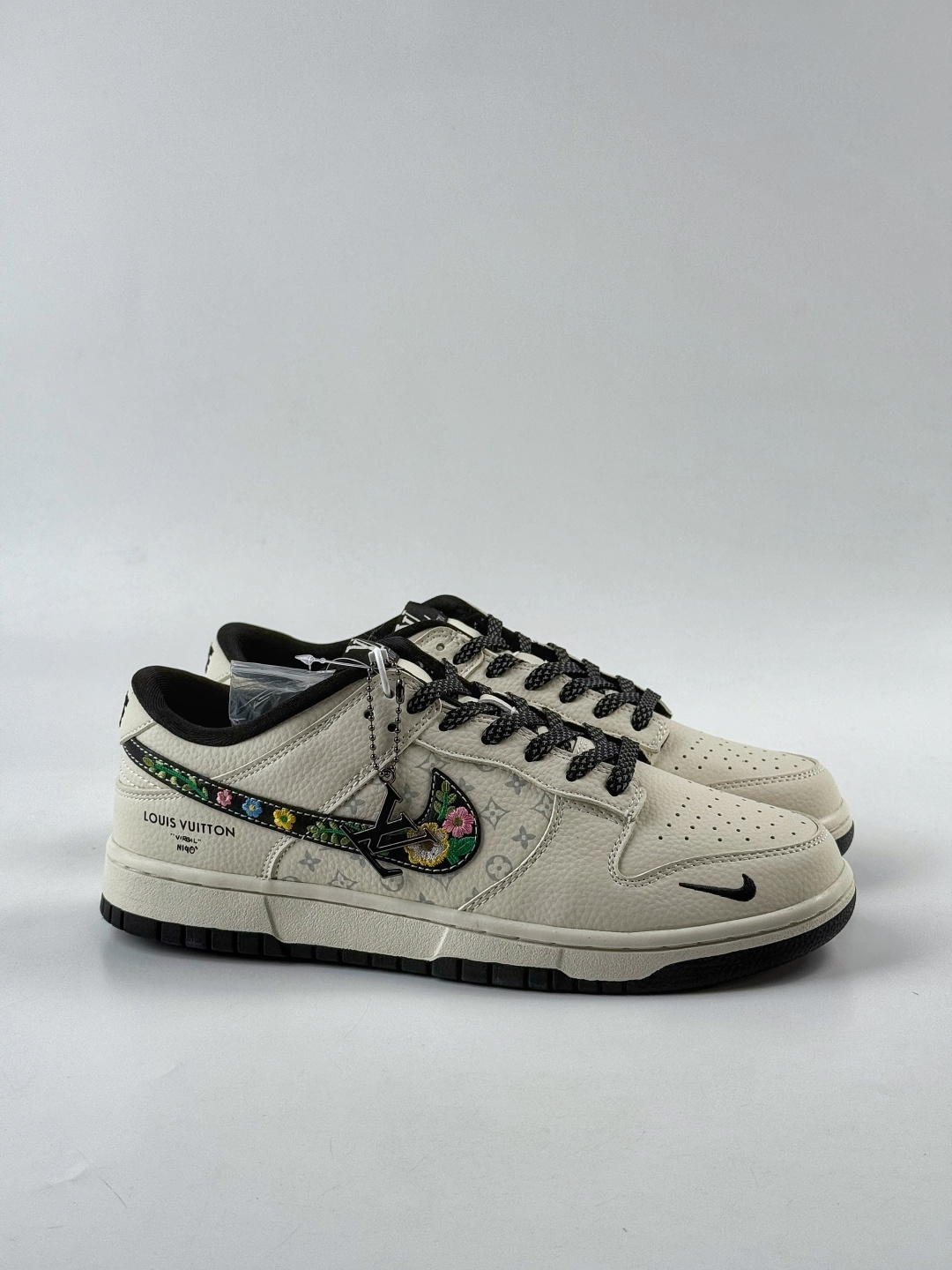 NIKE SB Dunk Low RETRO x Louis Vuitton 白黑小勾满天星 DS6608-017