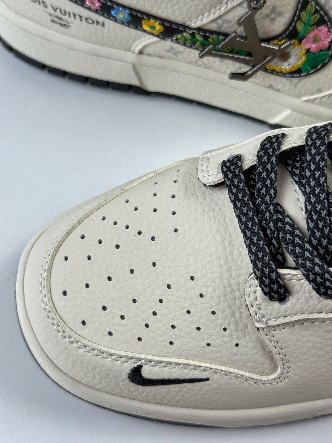 NIKE SB Dunk Low RETRO x Louis Vuitton 白黑小勾满天星 DS6608-017