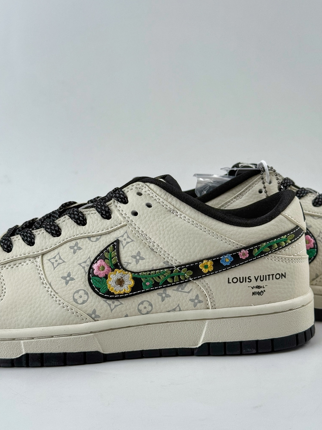 NIKE SB Dunk Low RETRO x Louis Vuitton 白黑小勾满天星 DS6608-017