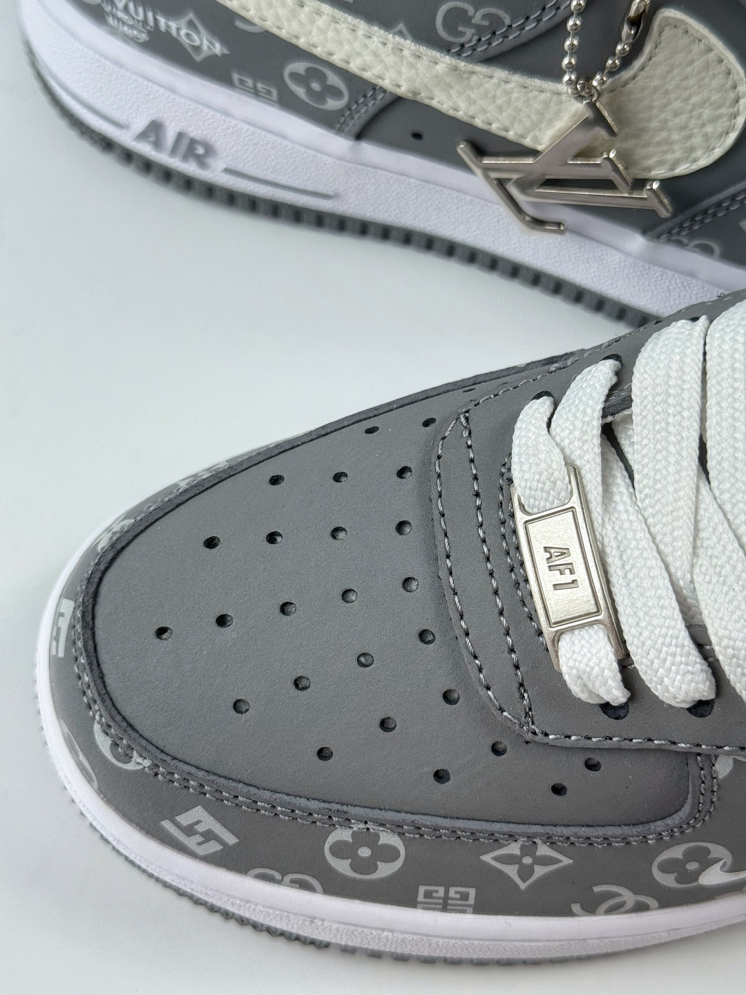 Nike Air Force 1 Low 07 x Louis Vuitton 灰白小勾 NH0601-575-莆田鞋,莆田鞋货源,高仿鞋,高仿鞋货源,安福档口,莆田高仿鞋,莆田鞋批发,高仿鞋批发,莆田高仿运动鞋,高仿运动鞋,莆田运动鞋 Nike Air Force 1 Low 07 x Louis Vuitton 灰白小勾 NH0601-575