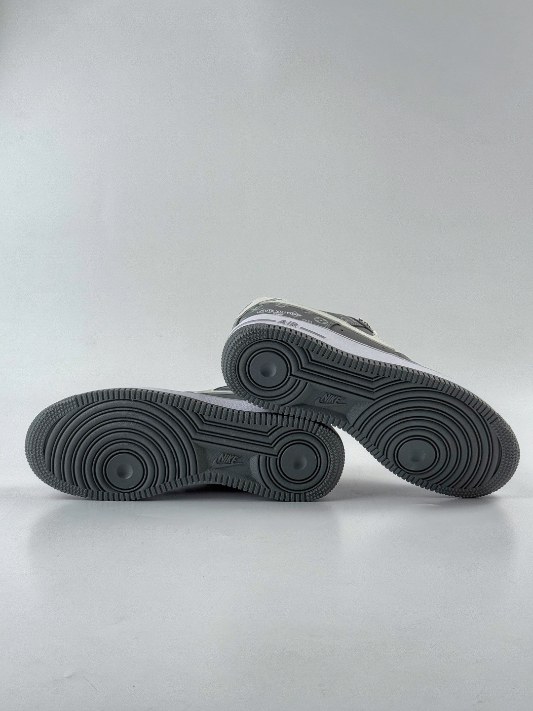 Nike Air Force 1 Low 07 x Louis Vuitton 灰白小勾 NH0601-575-莆田鞋,莆田鞋货源,高仿鞋,高仿鞋货源,安福档口,莆田高仿鞋,莆田鞋批发,高仿鞋批发,莆田高仿运动鞋,高仿运动鞋,莆田运动鞋 Nike Air Force 1 Low 07 x Louis Vuitton 灰白小勾 NH0601-575