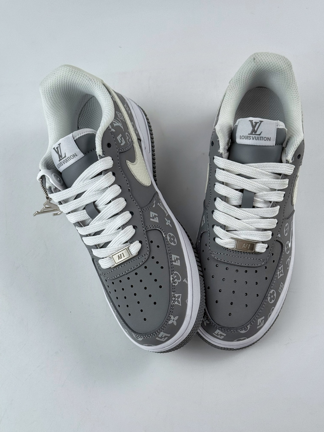 Nike Air Force 1 Low 07 x Louis Vuitton 灰白小勾 NH0601-575-莆田鞋,莆田鞋货源,高仿鞋,高仿鞋货源,安福档口,莆田高仿鞋,莆田鞋批发,高仿鞋批发,莆田高仿运动鞋,高仿运动鞋,莆田运动鞋 Nike Air Force 1 Low 07 x Louis Vuitton 灰白小勾 NH0601-575