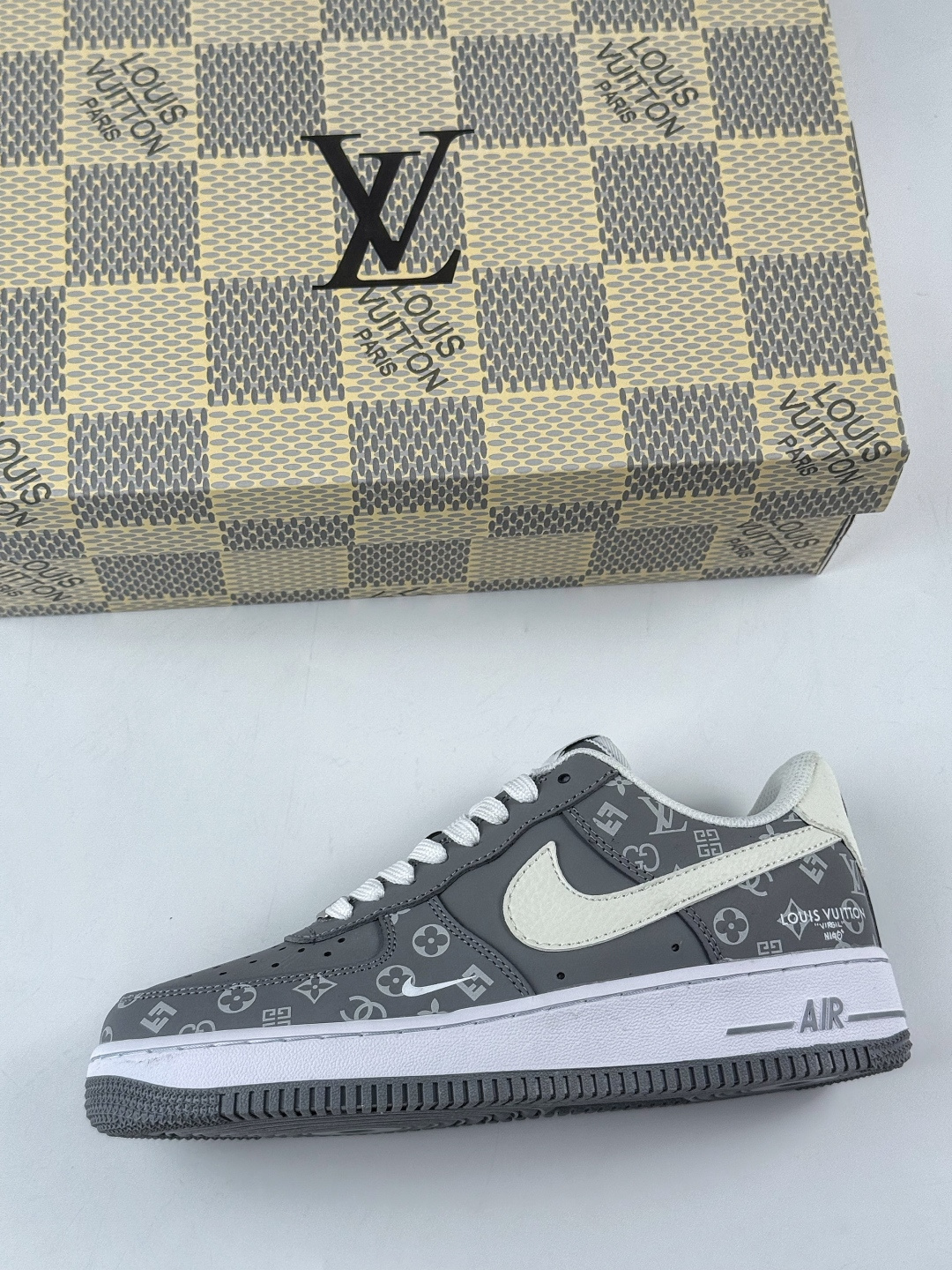Nike Air Force 1 Low 07 x Louis Vuitton 灰白小勾 NH0601-575-莆田鞋,莆田鞋货源,高仿鞋,高仿鞋货源,安福档口,莆田高仿鞋,莆田鞋批发,高仿鞋批发,莆田高仿运动鞋,高仿运动鞋,莆田运动鞋 Nike Air Force 1 Low 07 x Louis Vuitton 灰白小勾 NH0601-575