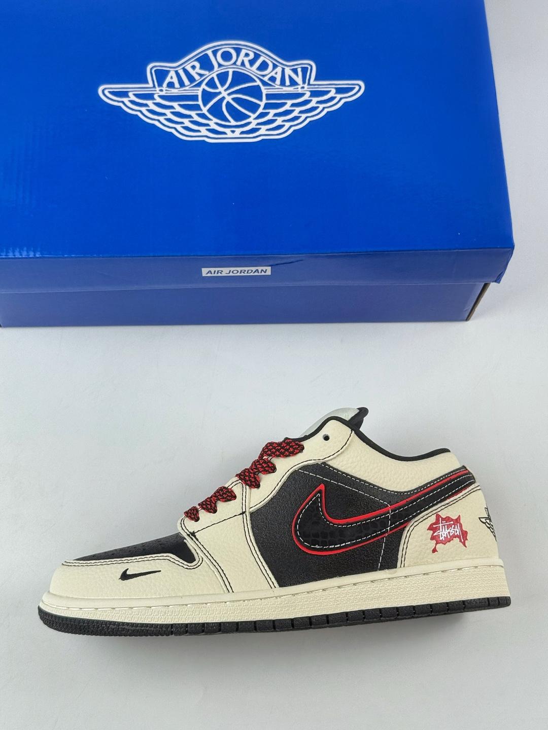 Nike Jordan Air Jordan 1 x Stussy 白黑红小勾满天星 QG1988-013