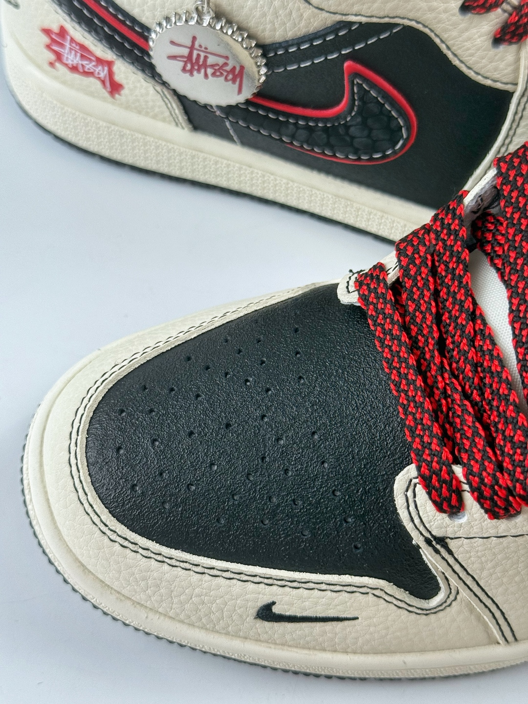 Nike Jordan Air Jordan 1 x Stussy 白黑红小勾满天星 QG1988-013