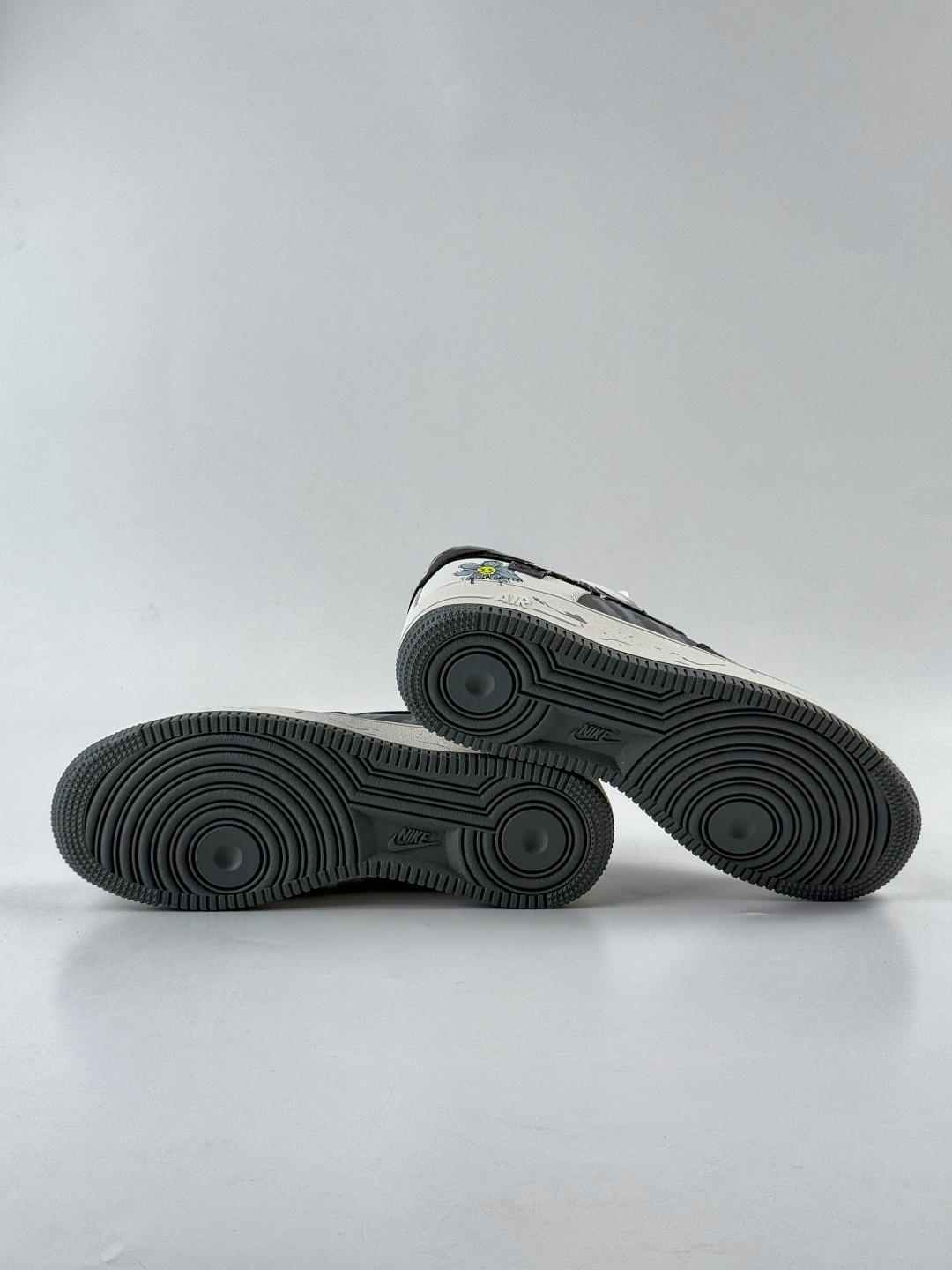 Nike Air Force 1 Low 07 黑灰涂鸦向日葵小勾 DB3301-606-莆田鞋,莆田鞋货源,高仿鞋,高仿鞋货源,安福档口,莆田高仿鞋,莆田鞋批发,高仿鞋批发,莆田高仿运动鞋,高仿运动鞋,莆田运动鞋 Nike Air Force 1 Low 07 黑灰涂鸦向日葵小勾 DB3301-606