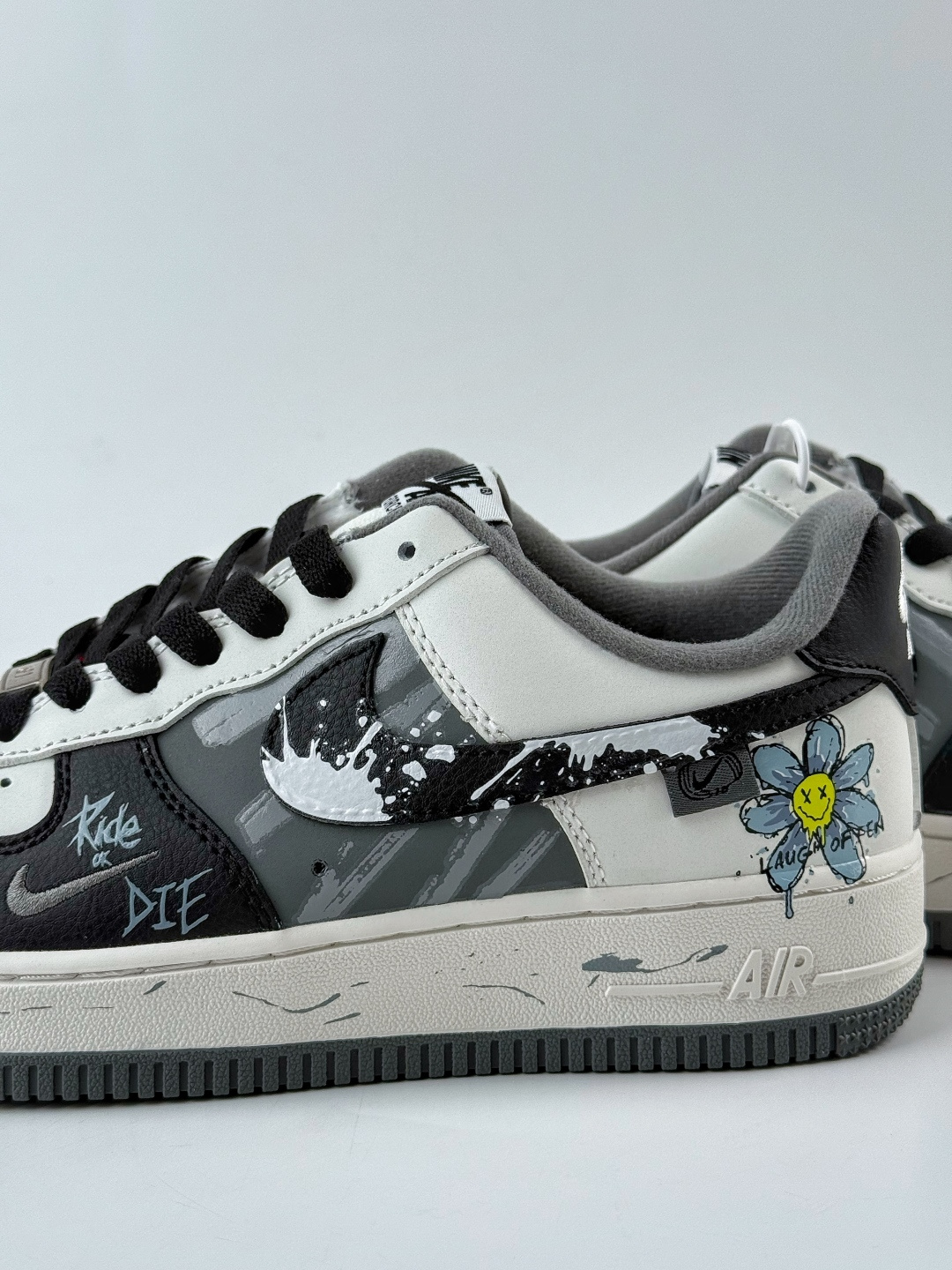 Nike Air Force 1 Low 07 黑灰涂鸦向日葵小勾 DB3301-606-莆田鞋,莆田鞋货源,高仿鞋,高仿鞋货源,安福档口,莆田高仿鞋,莆田鞋批发,高仿鞋批发,莆田高仿运动鞋,高仿运动鞋,莆田运动鞋 Nike Air Force 1 Low 07 黑灰涂鸦向日葵小勾 DB3301-606