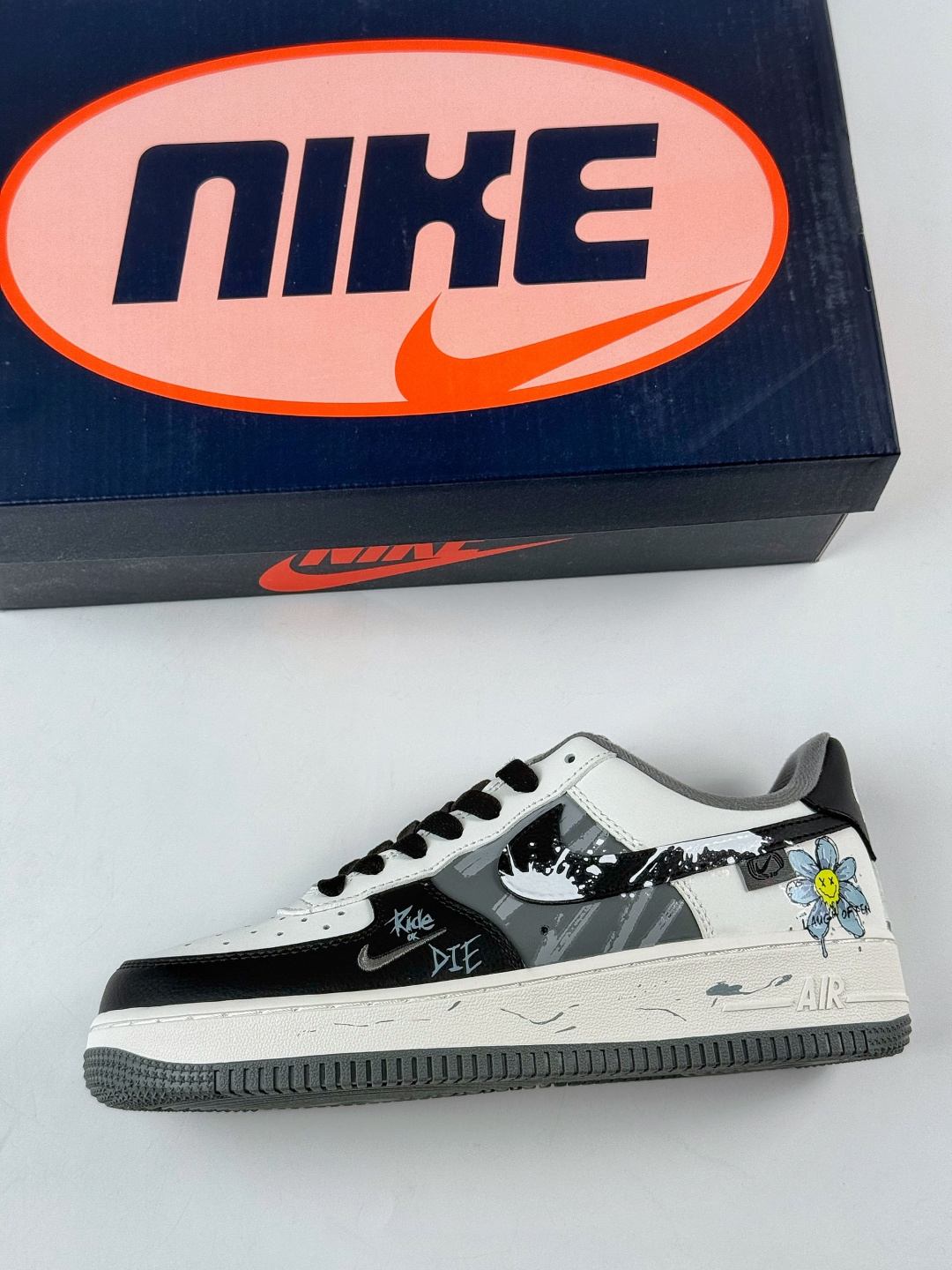 Nike Air Force 1 Low 07 黑灰涂鸦向日葵小勾 DB3301-606-莆田鞋,莆田鞋货源,高仿鞋,高仿鞋货源,安福档口,莆田高仿鞋,莆田鞋批发,高仿鞋批发,莆田高仿运动鞋,高仿运动鞋,莆田运动鞋 Nike Air Force 1 Low 07 黑灰涂鸦向日葵小勾 DB3301-606
