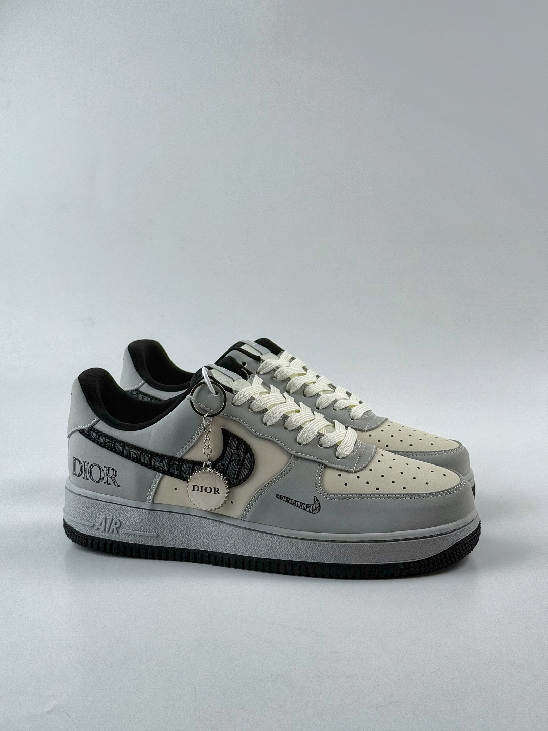Nike Air Force 1 Low 07 x DIOR 灰白小勾 BK0188-081-莆田鞋,莆田鞋货源,高仿鞋,高仿鞋货源,安福档口,莆田高仿鞋,莆田鞋批发,高仿鞋批发,莆田高仿运动鞋,高仿运动鞋,莆田运动鞋 Nike Air Force 1 Low 07 x DIOR 灰白小勾 BK0188-081