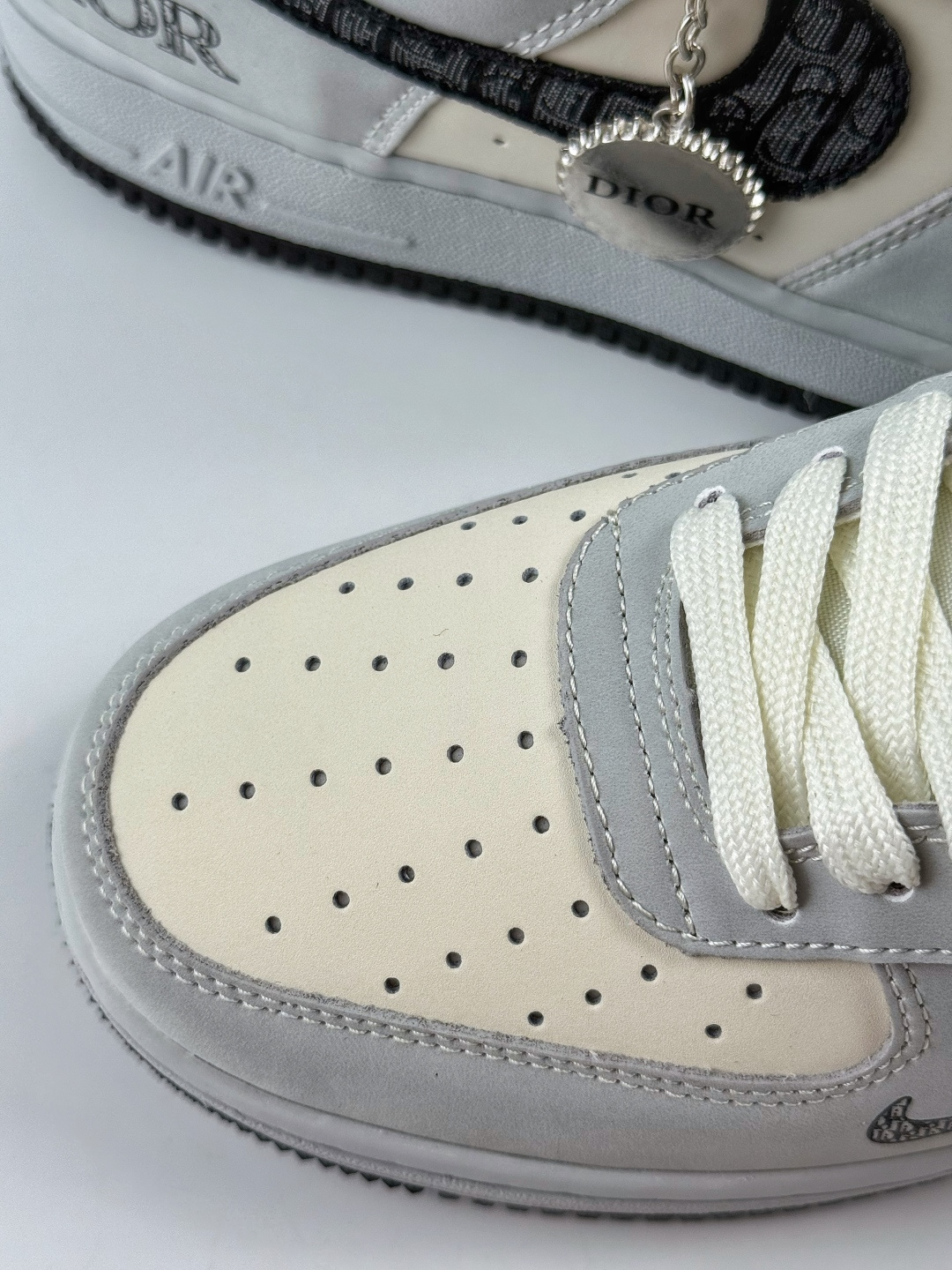 Nike Air Force 1 Low 07 x DIOR 灰白小勾 BK0188-081-莆田鞋,莆田鞋货源,高仿鞋,高仿鞋货源,安福档口,莆田高仿鞋,莆田鞋批发,高仿鞋批发,莆田高仿运动鞋,高仿运动鞋,莆田运动鞋 Nike Air Force 1 Low 07 x DIOR 灰白小勾 BK0188-081