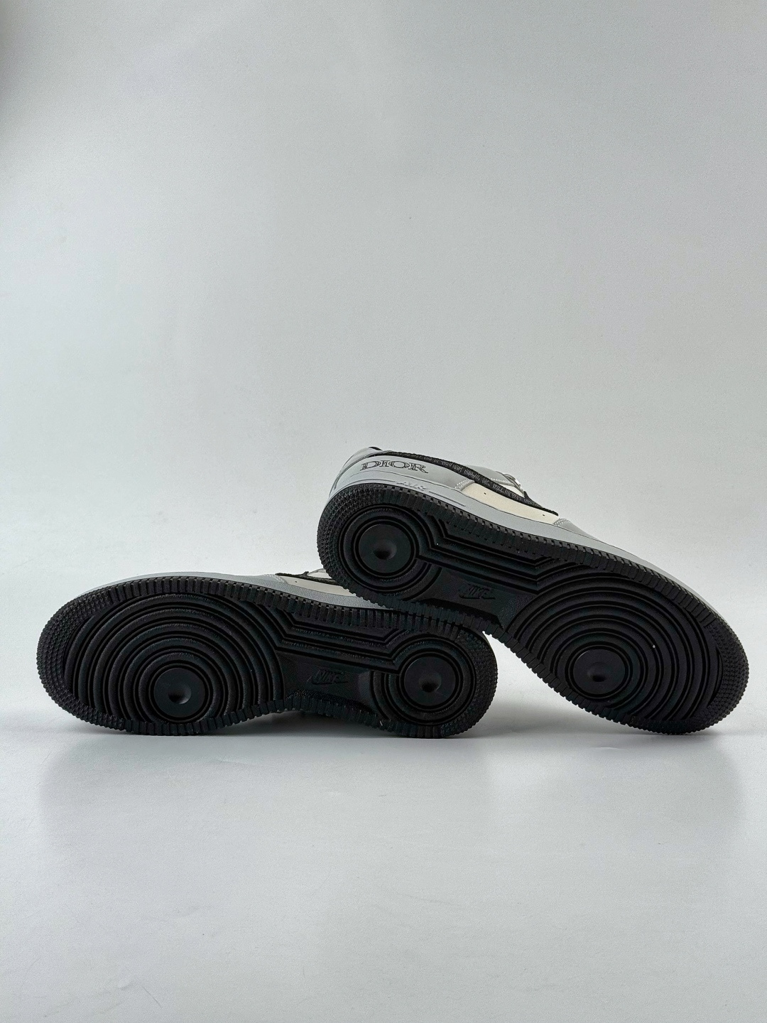 Nike Air Force 1 Low 07 x DIOR 灰白小勾 BK0188-081-莆田鞋,莆田鞋货源,高仿鞋,高仿鞋货源,安福档口,莆田高仿鞋,莆田鞋批发,高仿鞋批发,莆田高仿运动鞋,高仿运动鞋,莆田运动鞋 Nike Air Force 1 Low 07 x DIOR 灰白小勾 BK0188-081