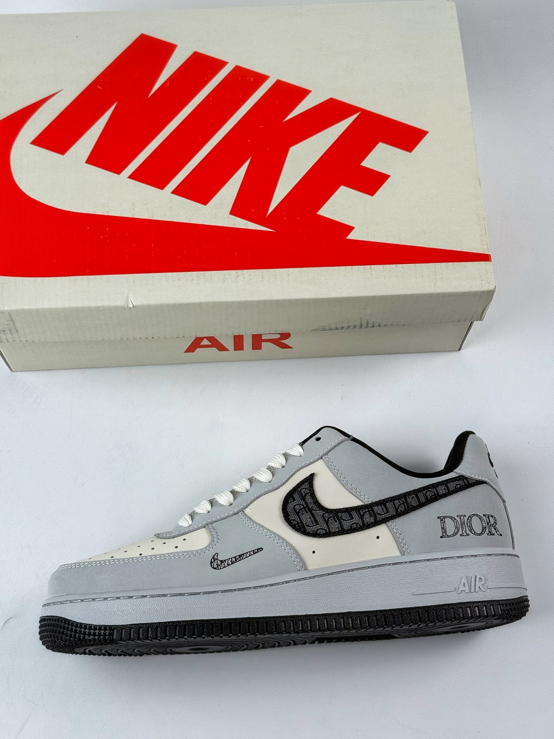 Nike Air Force 1 Low 07 x DIOR 灰白小勾 BK0188-081-莆田鞋,莆田鞋货源,高仿鞋,高仿鞋货源,安福档口,莆田高仿鞋,莆田鞋批发,高仿鞋批发,莆田高仿运动鞋,高仿运动鞋,莆田运动鞋 Nike Air Force 1 Low 07 x DIOR 灰白小勾 BK0188-081