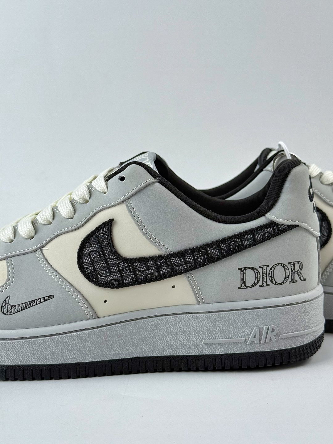 Nike Air Force 1 Low 07 x DIOR 灰白小勾 BK0188-081-莆田鞋,莆田鞋货源,高仿鞋,高仿鞋货源,安福档口,莆田高仿鞋,莆田鞋批发,高仿鞋批发,莆田高仿运动鞋,高仿运动鞋,莆田运动鞋 Nike Air Force 1 Low 07 x DIOR 灰白小勾 BK0188-081