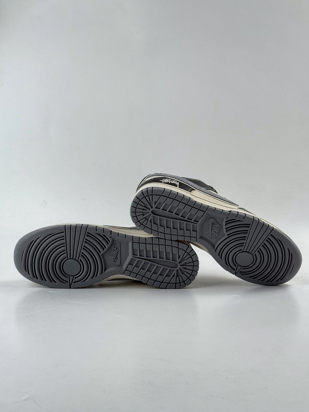 Nike SB Dunk Low x Stussy 黑白灰小勾满天星 DN3168-003