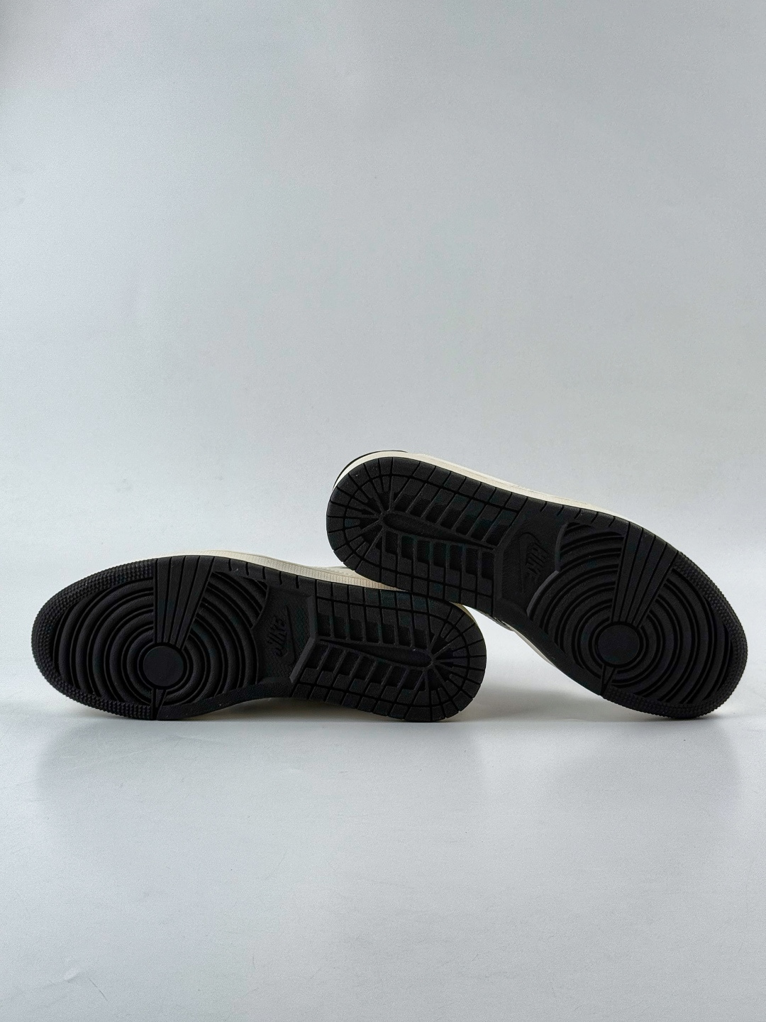 Travis Scott x Nike Air Jordan 1 Low x Fragment Design Air Jordan 1 Low 反转白黑小勾闪电倒钩 纯原版本 XD0798-311 Travis Scott x Nike Air Jordan 1 Low x Fragment Design Air Jordan 1 Low 反转白黑小勾闪电倒钩 纯原版本 XD0798-311