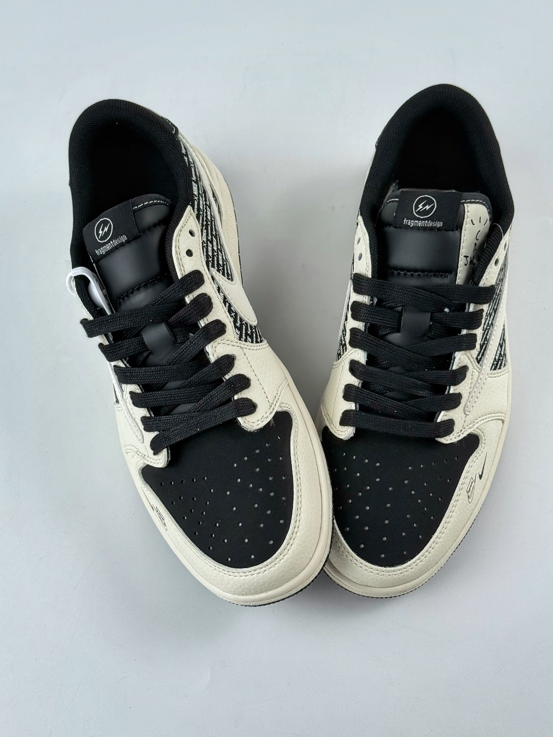 Travis Scott x Nike Air Jordan 1 Low x Fragment Design Air Jordan 1 Low 反转白黑小勾闪电倒钩 纯原版本 XD0798-311 Travis Scott x Nike Air Jordan 1 Low x Fragment Design Air Jordan 1 Low 反转白黑小勾闪电倒钩 纯原版本 XD0798-311