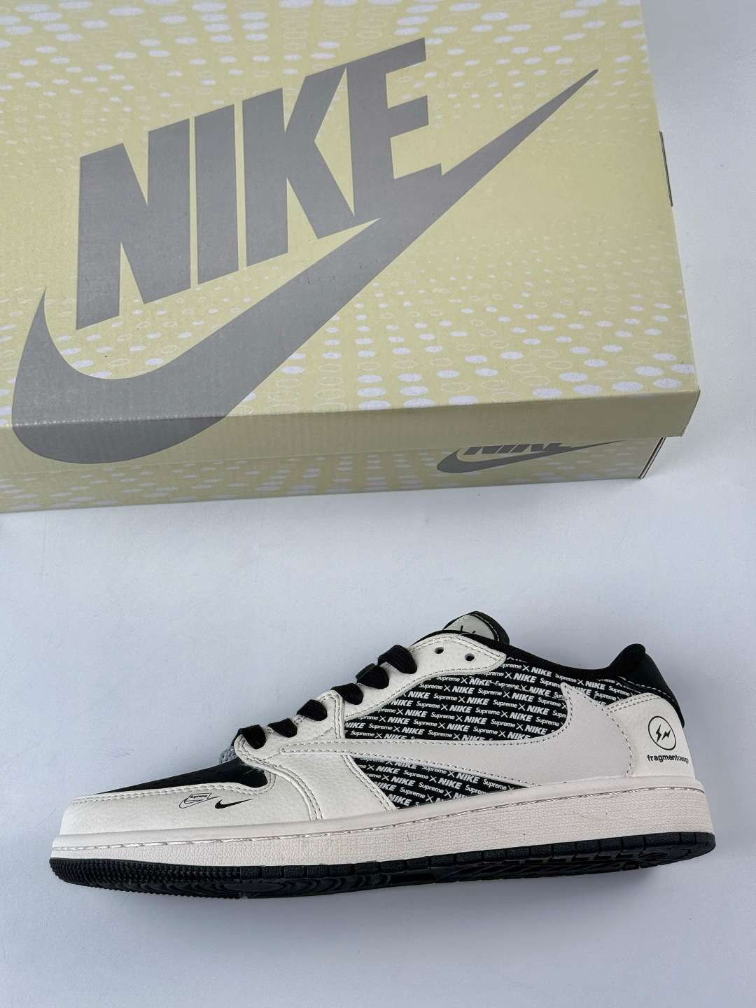 Travis Scott x Nike Air Jordan 1 Low x Fragment Design Air Jordan 1 Low 反转白黑小勾闪电倒钩 纯原版本 XD0798-311 Travis Scott x Nike Air Jordan 1 Low x Fragment Design Air Jordan 1 Low 反转白黑小勾闪电倒钩 纯原版本 XD0798-311