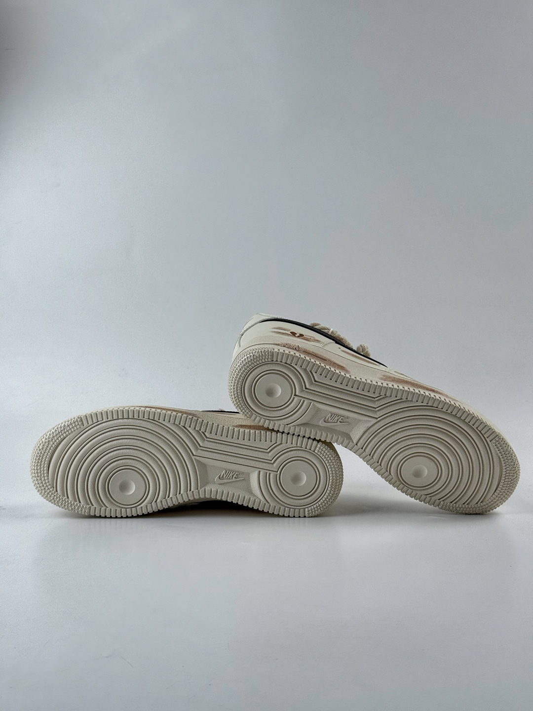 Nike Air Force 1 Low 07 氧化浸染 棕色涂鸦 米白小勾 CD6951-153-莆田鞋,莆田鞋货源,高仿鞋,高仿鞋货源,安福档口,莆田高仿鞋,莆田鞋批发,高仿鞋批发,莆田高仿运动鞋,高仿运动鞋,莆田运动鞋 Nike Air Force 1 Low 07 氧化浸染 棕色涂鸦 米白小勾 CD6951-153