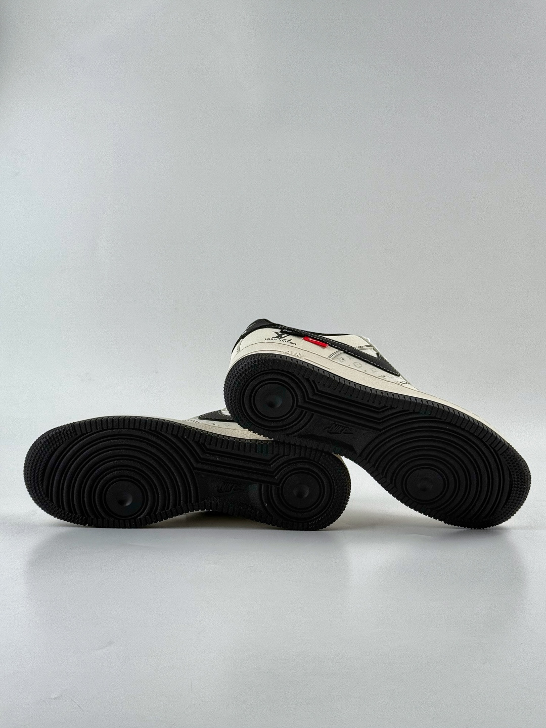 Nike Air Force 1 Low 07 x Louis Vuitton 白黑双小勾满天星 MZ9588-812