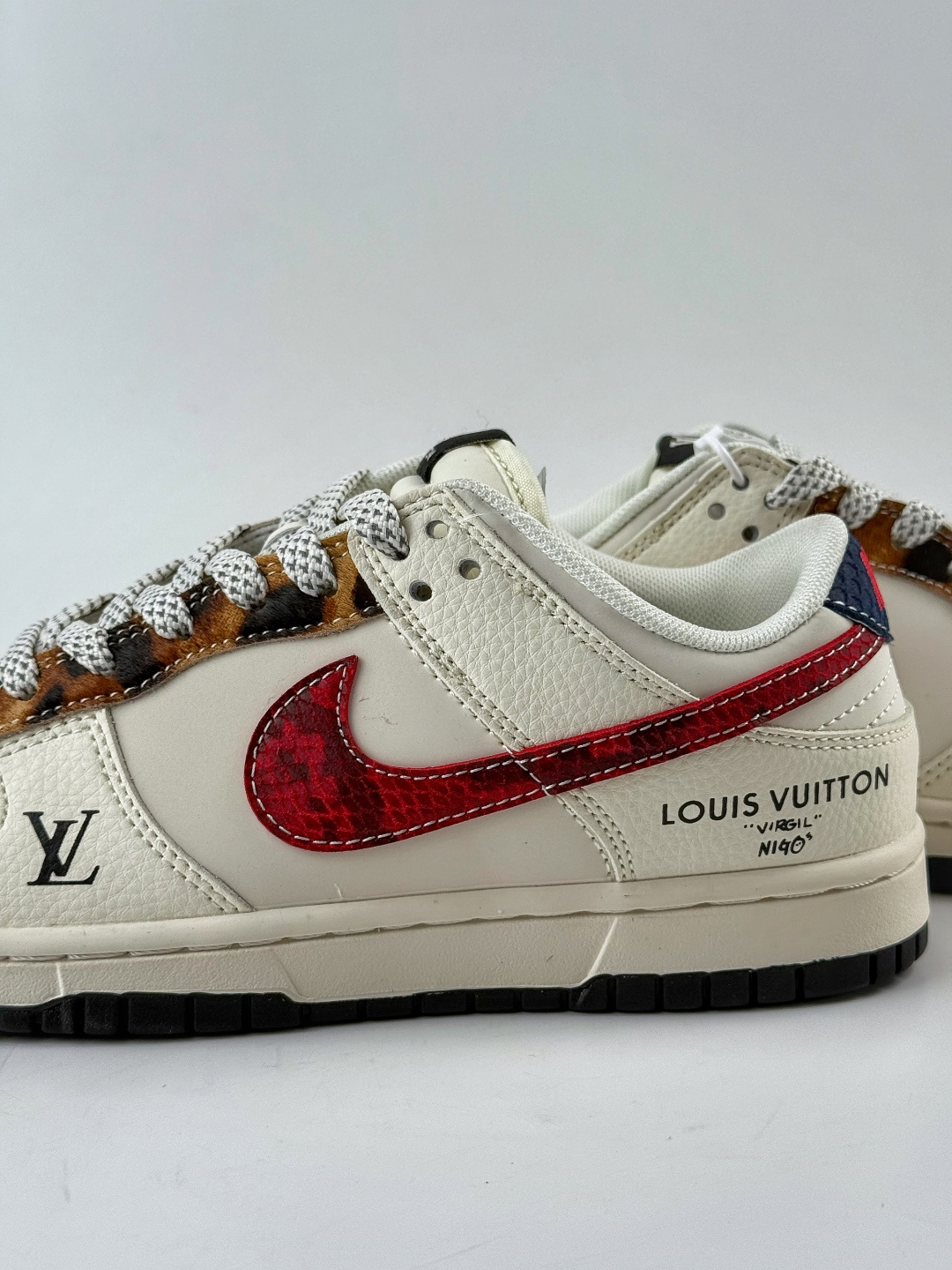 Nike SB Dunk Low x Louis Vuitton 白红满天星 XS6089-627-莆田鞋,莆田鞋货源,高仿鞋,高仿鞋货源,安福档口,莆田高仿鞋,莆田鞋批发,高仿鞋批发,莆田高仿运动鞋,高仿运动鞋,莆田运动鞋 Nike SB Dunk Low x Louis Vuitton 白红满天星 XS6089-627