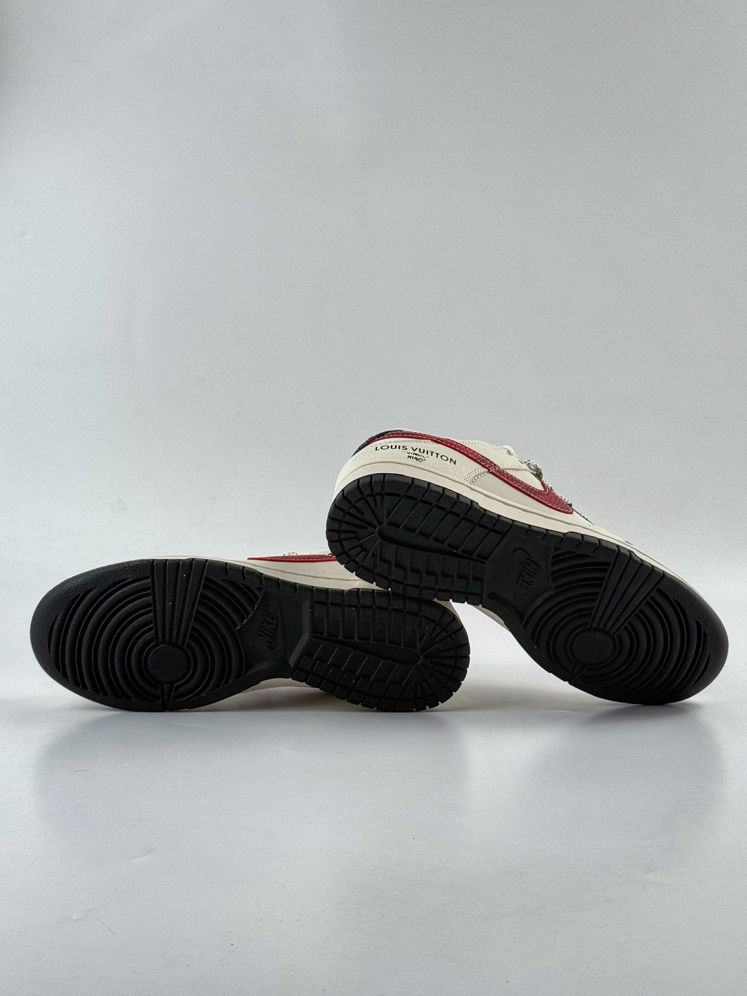 Nike SB Dunk Low x Louis Vuitton 白红满天星 XS6089-627-莆田鞋,莆田鞋货源,高仿鞋,高仿鞋货源,安福档口,莆田高仿鞋,莆田鞋批发,高仿鞋批发,莆田高仿运动鞋,高仿运动鞋,莆田运动鞋 Nike SB Dunk Low x Louis Vuitton 白红满天星 XS6089-627