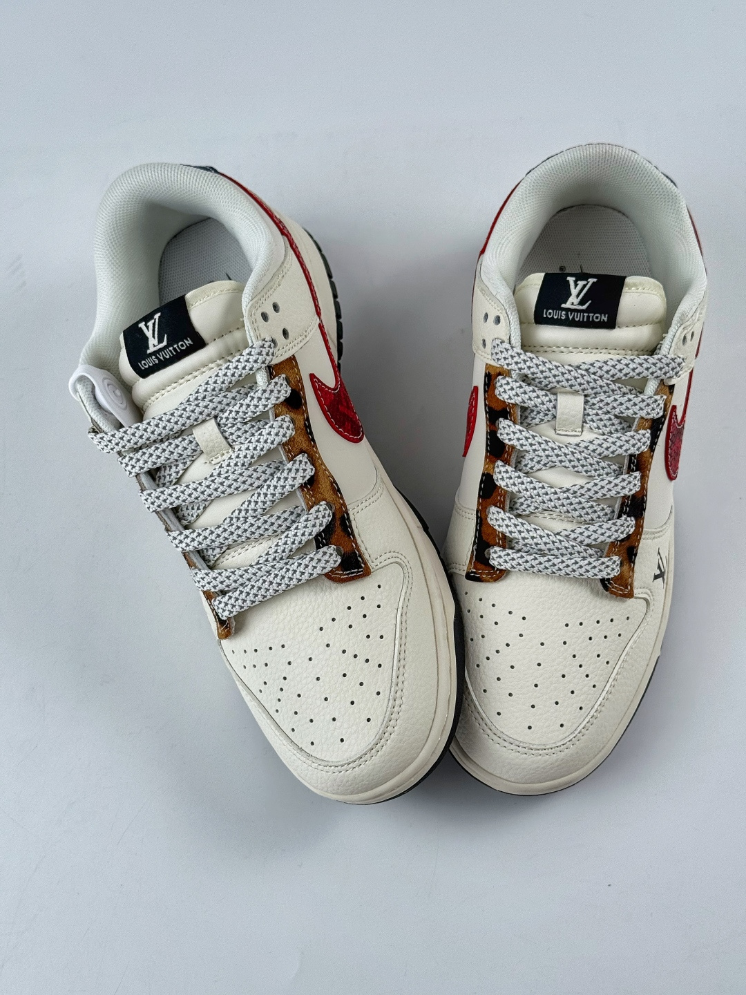 Nike SB Dunk Low x Louis Vuitton 白红满天星 XS6089-627-莆田鞋,莆田鞋货源,高仿鞋,高仿鞋货源,安福档口,莆田高仿鞋,莆田鞋批发,高仿鞋批发,莆田高仿运动鞋,高仿运动鞋,莆田运动鞋 Nike SB Dunk Low x Louis Vuitton 白红满天星 XS6089-627