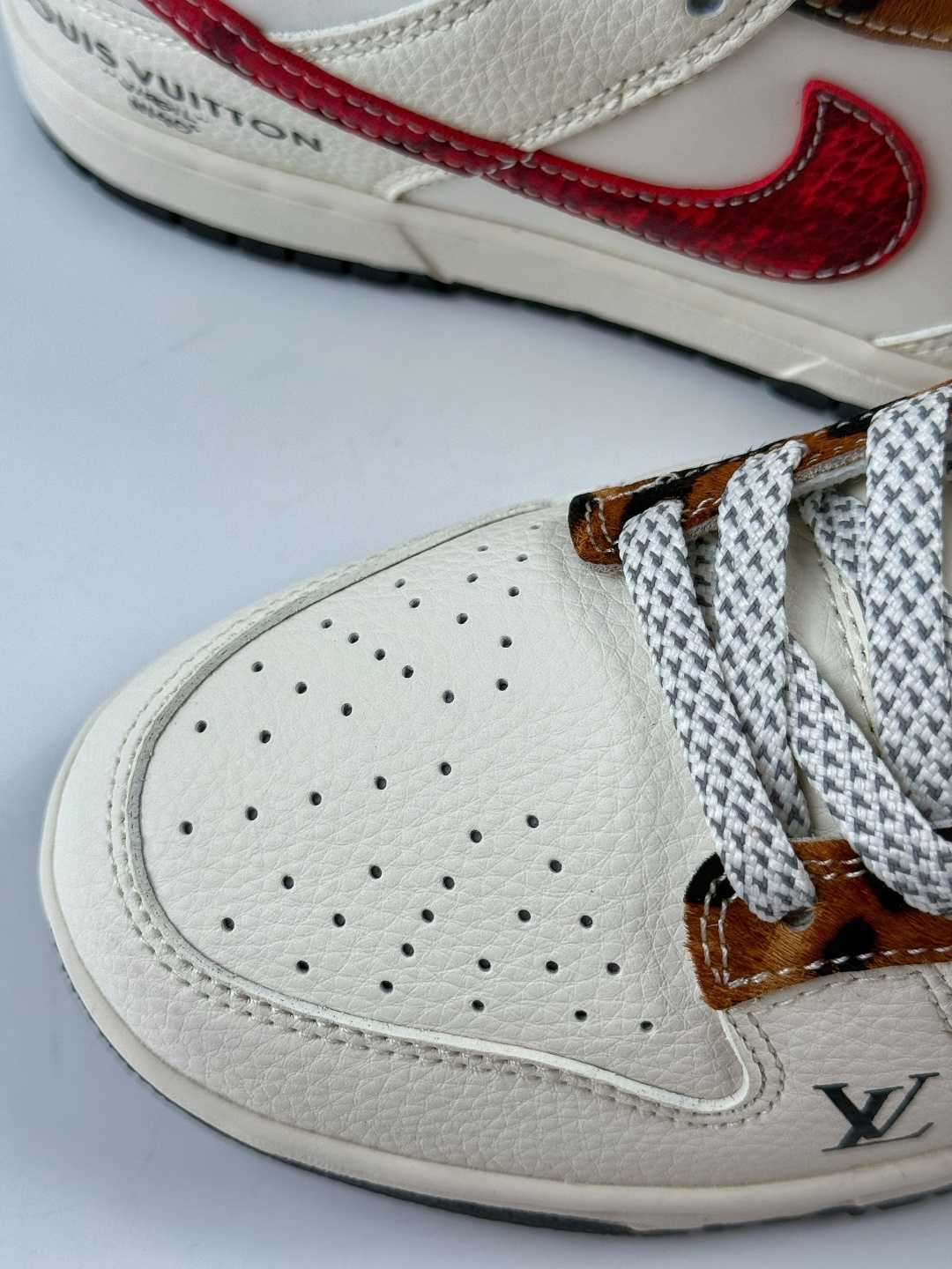 Nike SB Dunk Low x Louis Vuitton 白红满天星 XS6089-627-莆田鞋,莆田鞋货源,高仿鞋,高仿鞋货源,安福档口,莆田高仿鞋,莆田鞋批发,高仿鞋批发,莆田高仿运动鞋,高仿运动鞋,莆田运动鞋 Nike SB Dunk Low x Louis Vuitton 白红满天星 XS6089-627