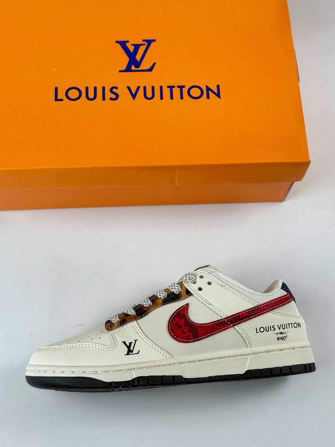 Nike SB Dunk Low x Louis Vuitton 白红满天星 XS6089-627-莆田鞋,莆田鞋货源,高仿鞋,高仿鞋货源,安福档口,莆田高仿鞋,莆田鞋批发,高仿鞋批发,莆田高仿运动鞋,高仿运动鞋,莆田运动鞋 Nike SB Dunk Low x Louis Vuitton 白红满天星 XS6089-627