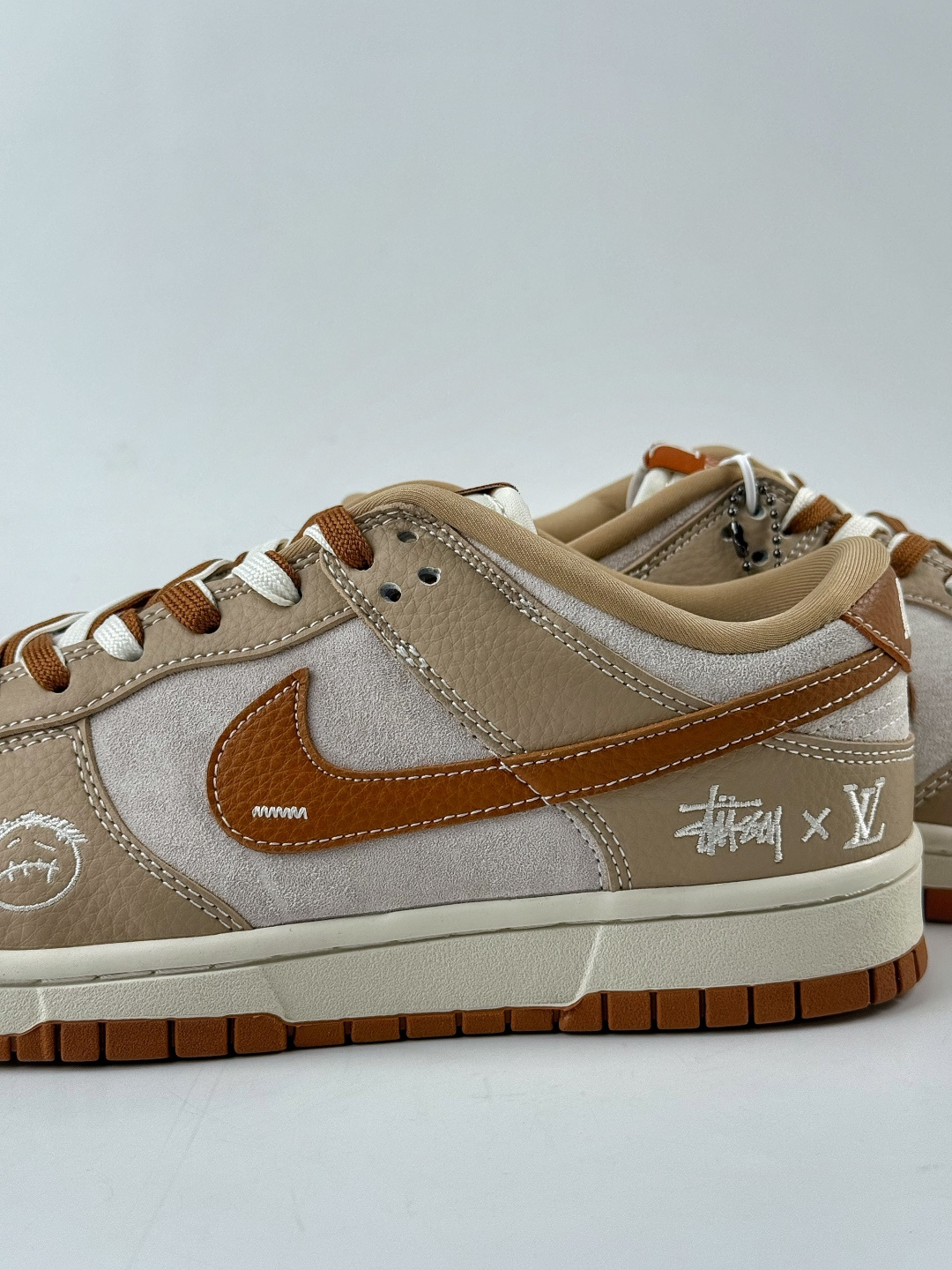 230 Nike SB Dunk Low x Stussy x Louis Vuitton 棕灰小勾 SG6688-005-Chinese UA Cheap High Quatity Brand Clothes Bags handbags Sneakers wholesale wholesaler seller from China Factory suppliers Fashion Clothing Shoes best Quality Beautiful Price 230 Nike SB Dunk Low x Stussy x Louis Vuitton 棕灰小勾 SG6688-005