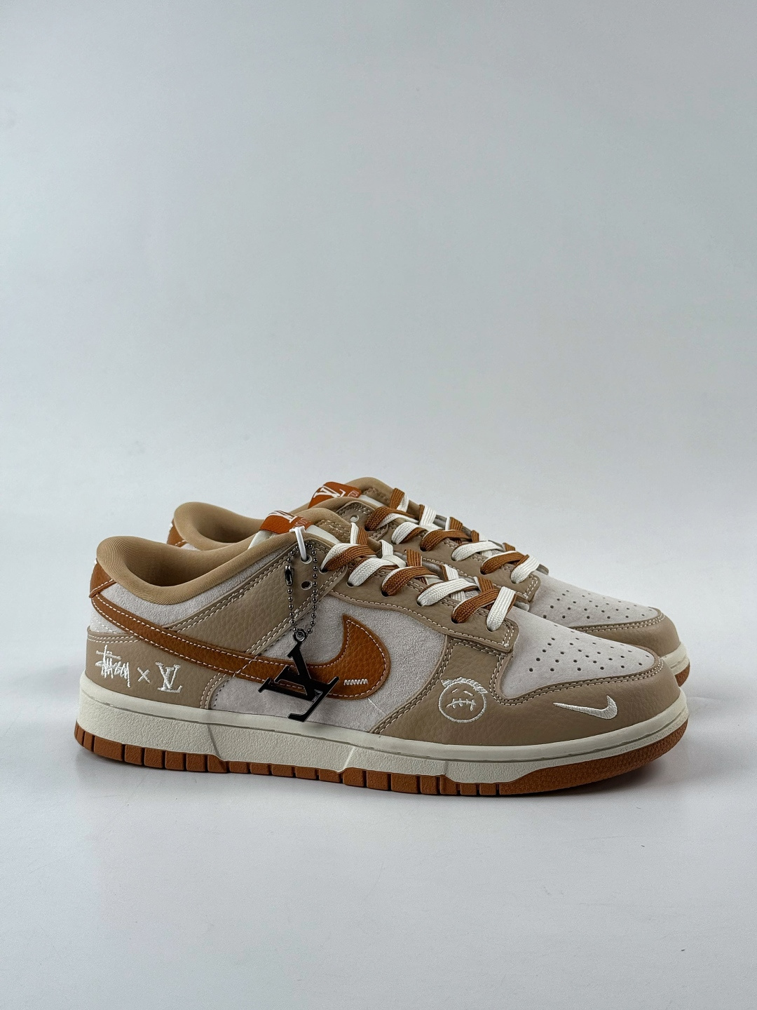 230 Nike SB Dunk Low x Stussy x Louis Vuitton 棕灰小勾 SG6688-005-Chinese UA Cheap High Quatity Brand Clothes Bags handbags Sneakers wholesale wholesaler seller from China Factory suppliers Fashion Clothing Shoes best Quality Beautiful Price 230 Nike SB Dunk Low x Stussy x Louis Vuitton 棕灰小勾 SG6688-005