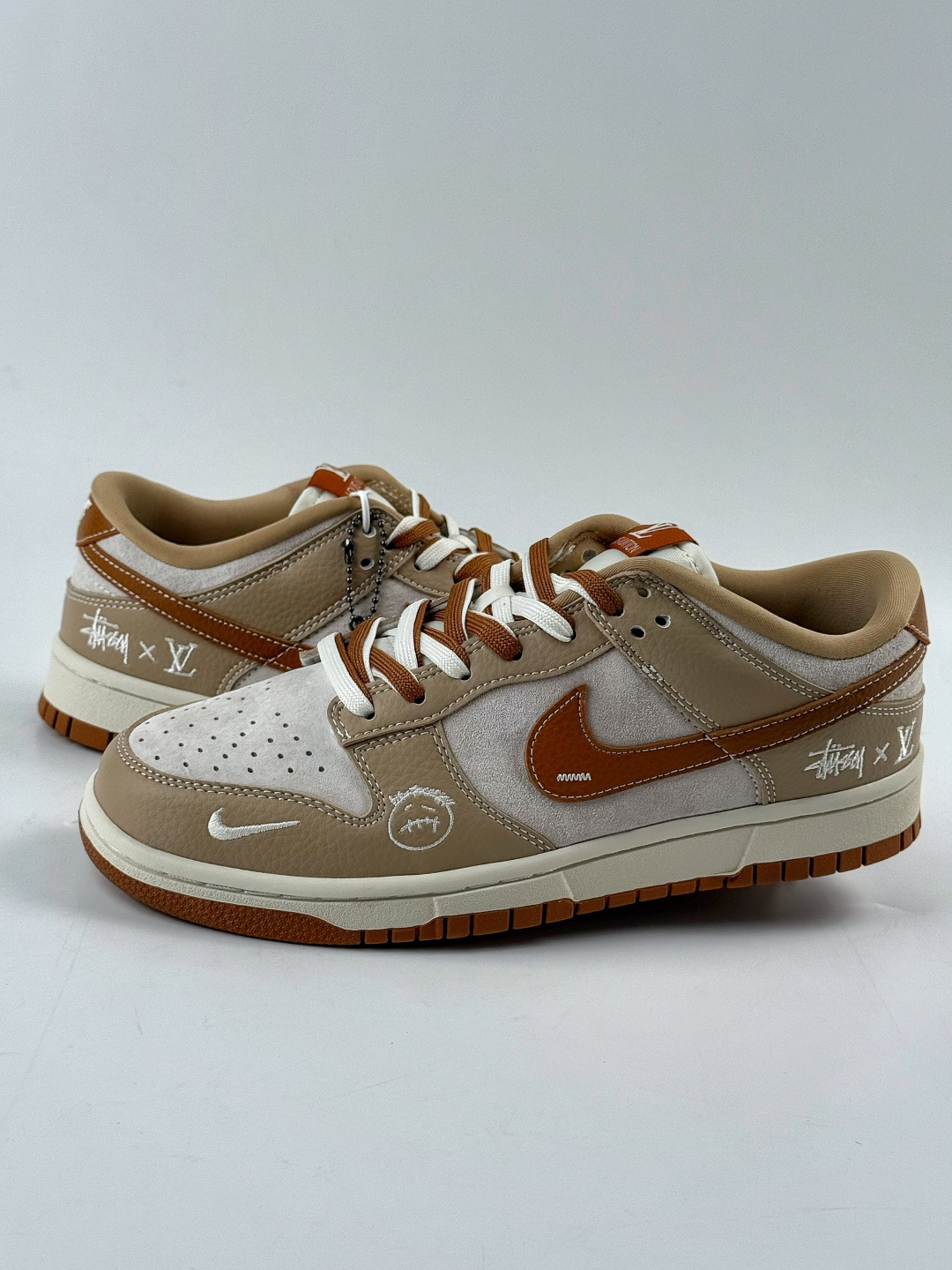230 Nike SB Dunk Low x Stussy x Louis Vuitton 棕灰小勾 SG6688-005-Chinese UA Cheap High Quatity Brand Clothes Bags handbags Sneakers wholesale wholesaler seller from China Factory suppliers Fashion Clothing Shoes best Quality Beautiful Price 230 Nike SB Dunk Low x Stussy x Louis Vuitton 棕灰小勾 SG6688-005