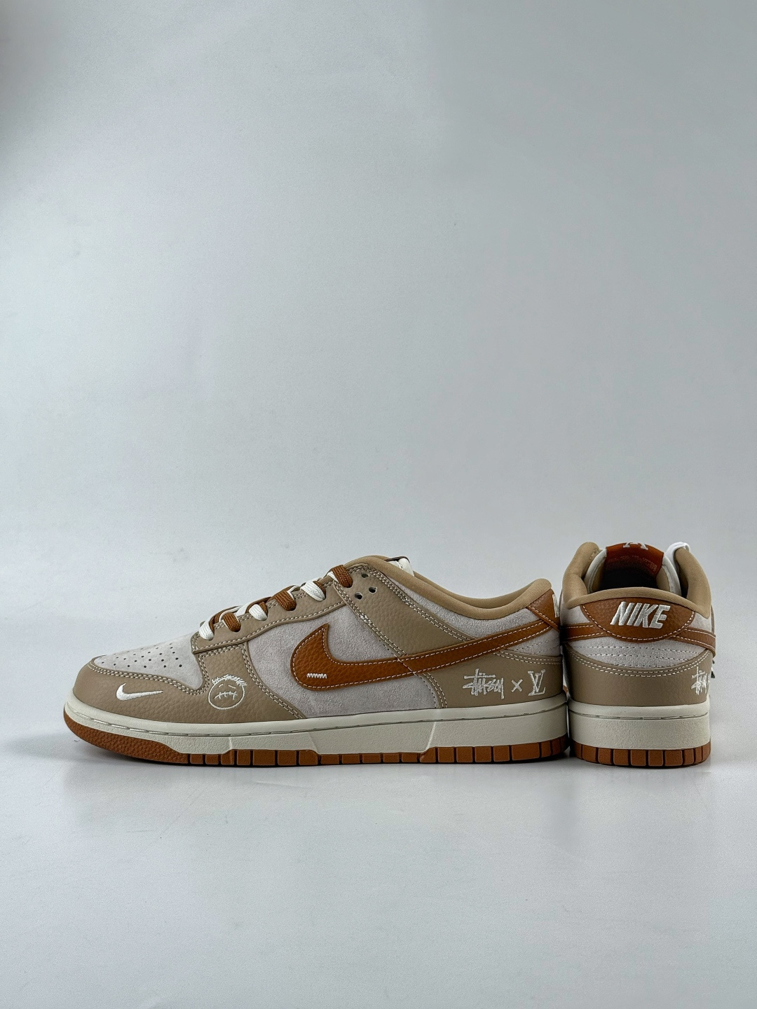 230 Nike SB Dunk Low x Stussy x Louis Vuitton 棕灰小勾 SG6688-005-Chinese UA Cheap High Quatity Brand Clothes Bags handbags Sneakers wholesale wholesaler seller from China Factory suppliers Fashion Clothing Shoes best Quality Beautiful Price 230 Nike SB Dunk Low x Stussy x Louis Vuitton 棕灰小勾 SG6688-005