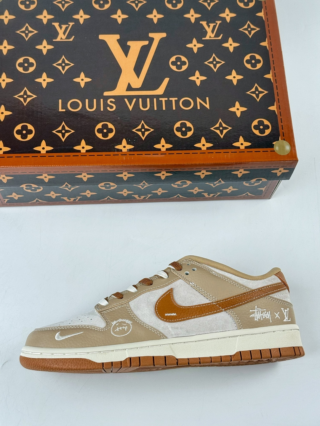 230 Nike SB Dunk Low x Stussy x Louis Vuitton 棕灰小勾 SG6688-005-Chinese UA Cheap High Quatity Brand Clothes Bags handbags Sneakers wholesale wholesaler seller from China Factory suppliers Fashion Clothing Shoes best Quality Beautiful Price 230 Nike SB Dunk Low x Stussy x Louis Vuitton 棕灰小勾 SG6688-005