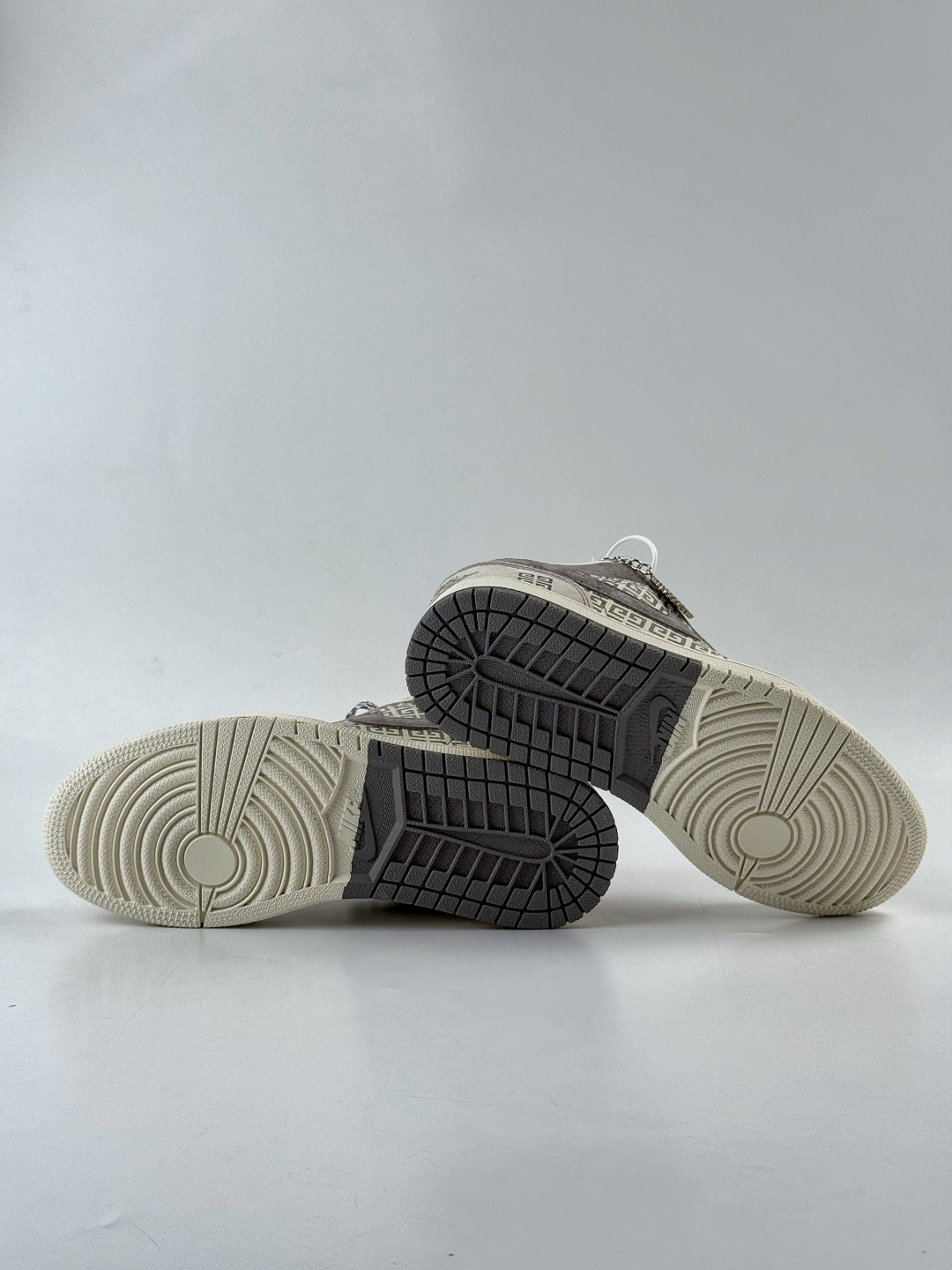 230 Nike Jordan Air Jordan 1 x GIVENCHY 棕白满天星 LD8888-008-Chinese UA Cheap High Quatity Brand Clothes Bags handbags Sneakers wholesale wholesaler seller from China Factory suppliers Fashion Clothing Shoes best Quality Beautiful Price 230 Nike Jordan Air Jordan 1 x GIVENCHY 棕白满天星 LD8888-008