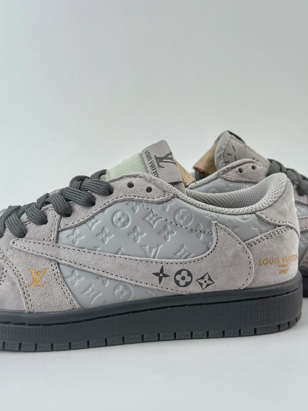 230 Travis Scott x Nike Air Jordan 1 Low x Louis Vuitton Air Jordan 1 Low 反转灰棕倒钩 纯原版本 DZ5899-040-Chinese UA Cheap High Quatity Brand Clothes Bags handbags Sneakers wholesale wholesaler seller from China Factory suppliers Fashion Clothing Shoes best Quality Beautiful Price 230 Travis Scott x Nike Air Jordan 1 Low x Louis Vuitton Air Jordan 1 Low 反转灰棕倒钩 纯原版本 DZ5899-040
