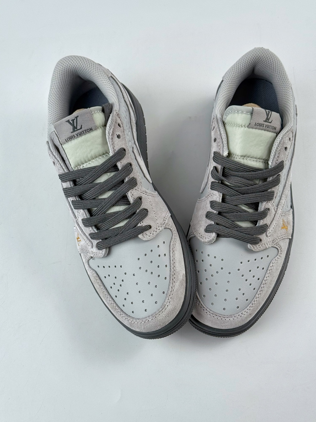230 Travis Scott x Nike Air Jordan 1 Low x Louis Vuitton Air Jordan 1 Low 反转灰棕倒钩 纯原版本 DZ5899-040-Chinese UA Cheap High Quatity Brand Clothes Bags handbags Sneakers wholesale wholesaler seller from China Factory suppliers Fashion Clothing Shoes best Quality Beautiful Price 230 Travis Scott x Nike Air Jordan 1 Low x Louis Vuitton Air Jordan 1 Low 反转灰棕倒钩 纯原版本 DZ5899-040
