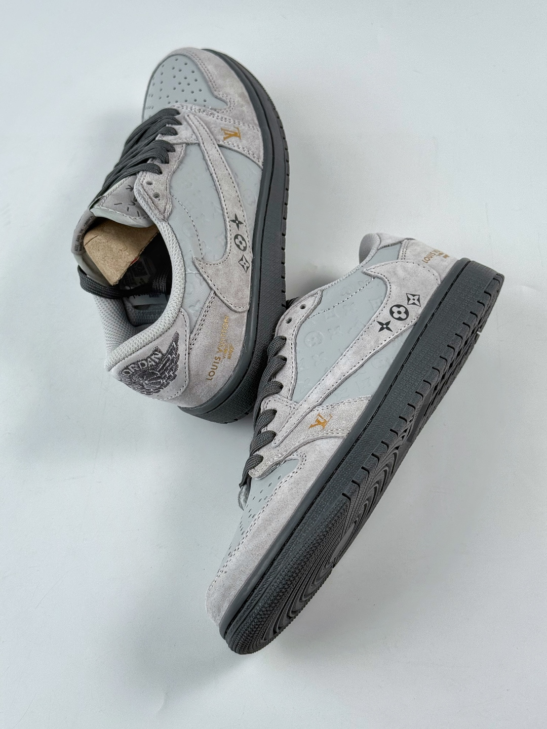 230 Travis Scott x Nike Air Jordan 1 Low x Louis Vuitton Air Jordan 1 Low 反转灰棕倒钩 纯原版本 DZ5899-040-Chinese UA Cheap High Quatity Brand Clothes Bags handbags Sneakers wholesale wholesaler seller from China Factory suppliers Fashion Clothing Shoes best Quality Beautiful Price 230 Travis Scott x Nike Air Jordan 1 Low x Louis Vuitton Air Jordan 1 Low 反转灰棕倒钩 纯原版本 DZ5899-040