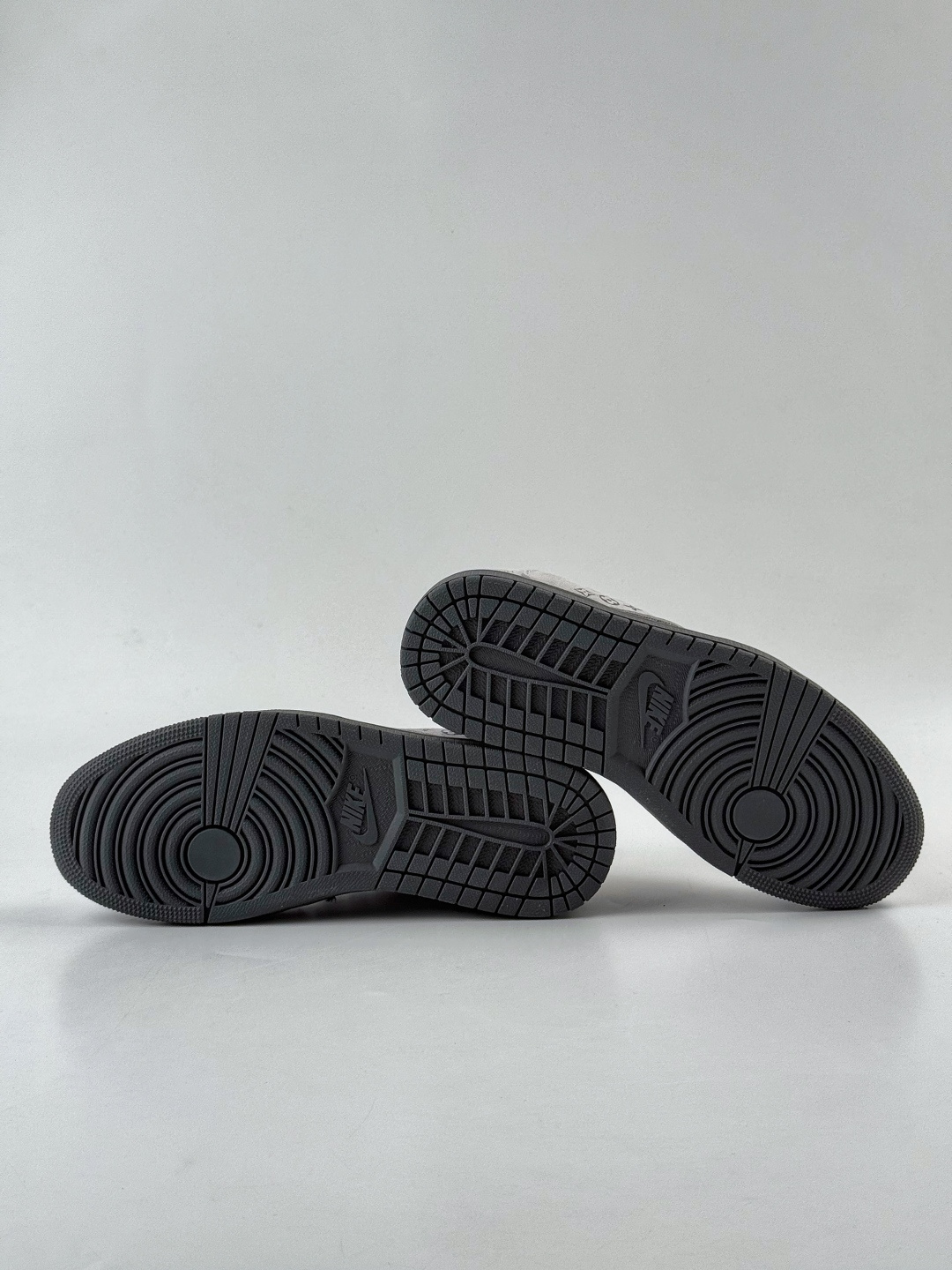 230 Travis Scott x Nike Air Jordan 1 Low x Louis Vuitton Air Jordan 1 Low 反转灰棕倒钩 纯原版本 DZ5899-040-Chinese UA Cheap High Quatity Brand Clothes Bags handbags Sneakers wholesale wholesaler seller from China Factory suppliers Fashion Clothing Shoes best Quality Beautiful Price 230 Travis Scott x Nike Air Jordan 1 Low x Louis Vuitton Air Jordan 1 Low 反转灰棕倒钩 纯原版本 DZ5899-040