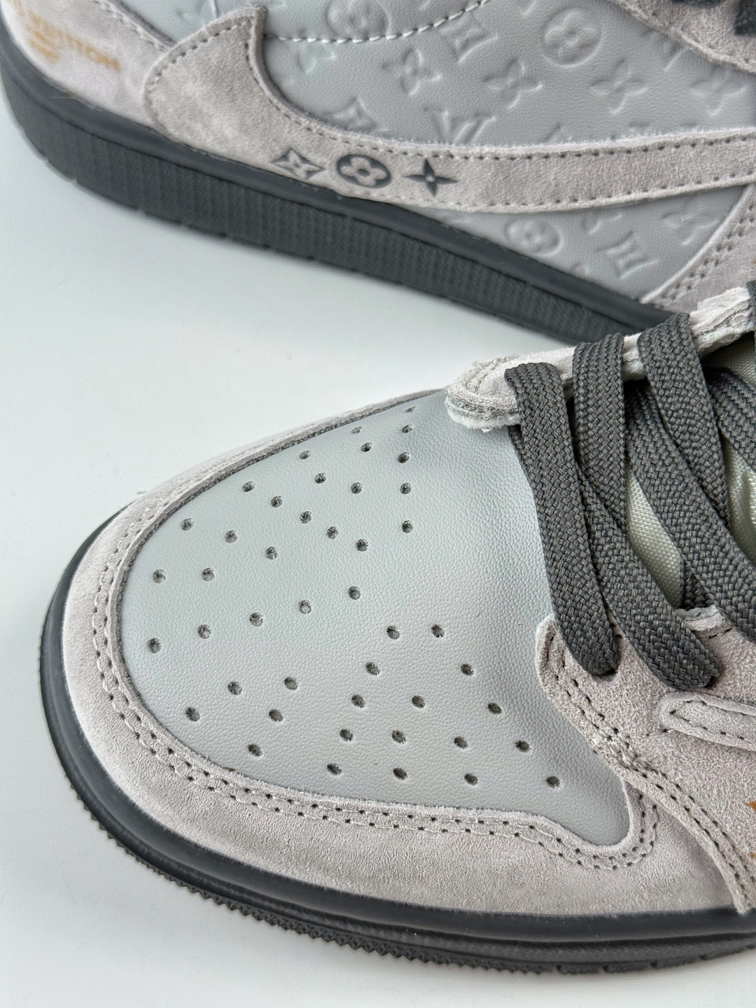 230 Travis Scott x Nike Air Jordan 1 Low x Louis Vuitton Air Jordan 1 Low 反转灰棕倒钩 纯原版本 DZ5899-040-Chinese UA Cheap High Quatity Brand Clothes Bags handbags Sneakers wholesale wholesaler seller from China Factory suppliers Fashion Clothing Shoes best Quality Beautiful Price 230 Travis Scott x Nike Air Jordan 1 Low x Louis Vuitton Air Jordan 1 Low 反转灰棕倒钩 纯原版本 DZ5899-040