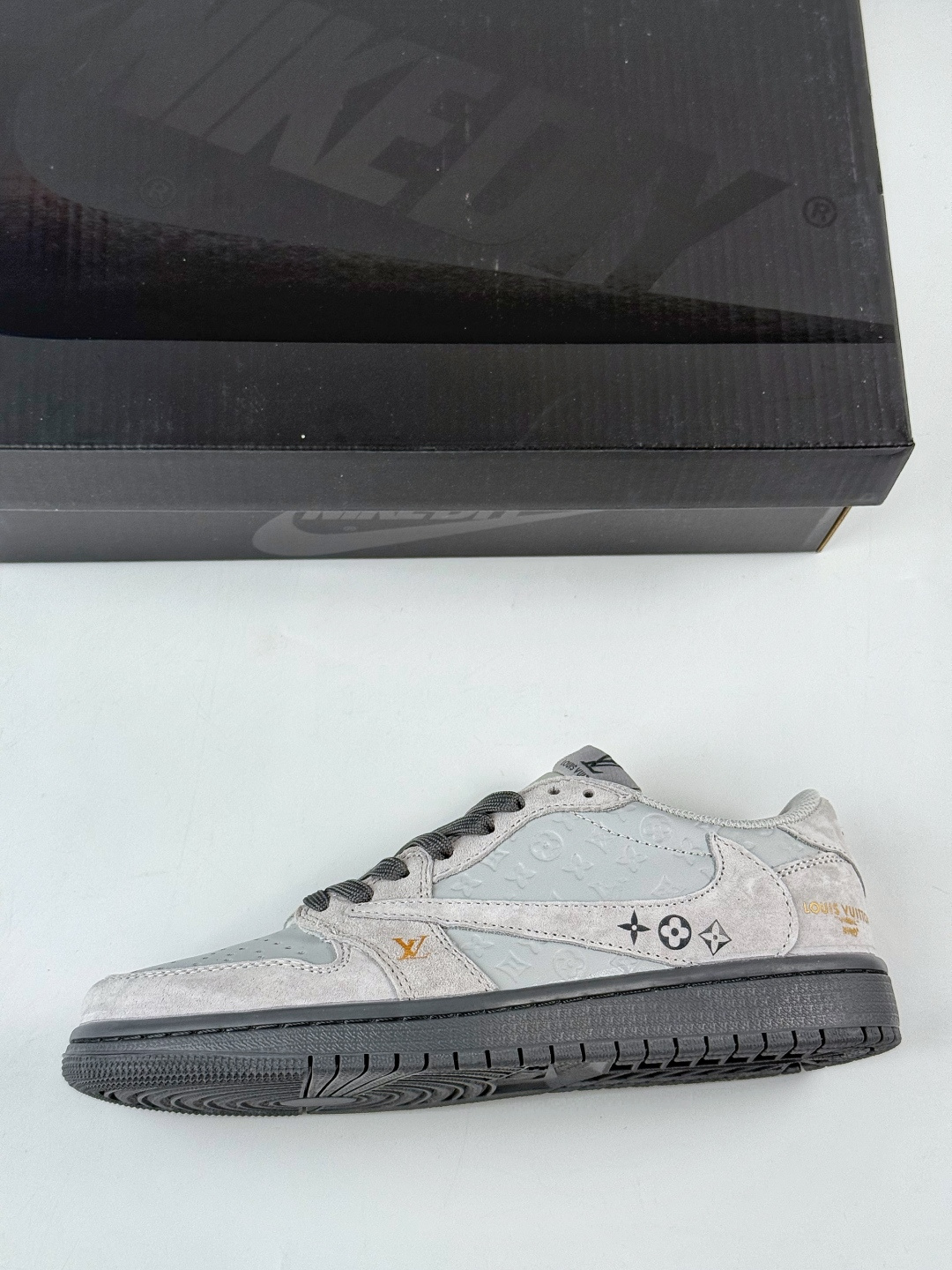 230 Travis Scott x Nike Air Jordan 1 Low x Louis Vuitton Air Jordan 1 Low 反转灰棕倒钩 纯原版本 DZ5899-040-Chinese UA Cheap High Quatity Brand Clothes Bags handbags Sneakers wholesale wholesaler seller from China Factory suppliers Fashion Clothing Shoes best Quality Beautiful Price 230 Travis Scott x Nike Air Jordan 1 Low x Louis Vuitton Air Jordan 1 Low 反转灰棕倒钩 纯原版本 DZ5899-040