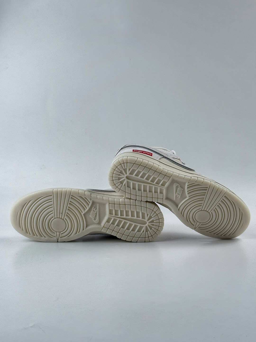 230 Nike SB Dunk Low x Superme 灰白小勾 DN3168-007