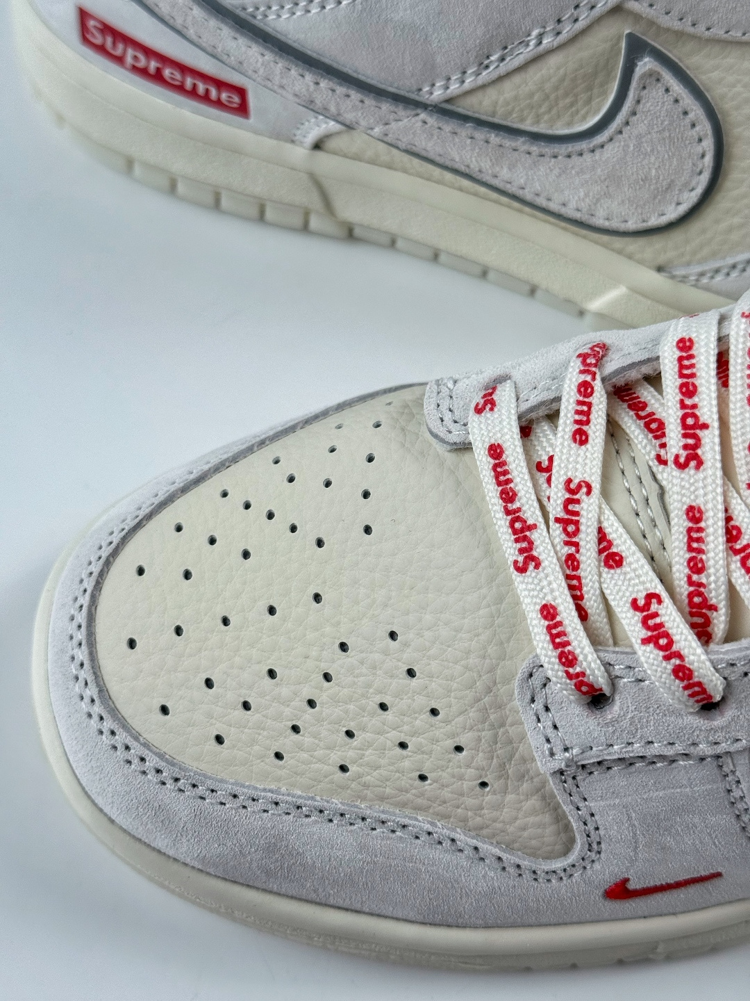 230 Nike SB Dunk Low x Superme 灰白小勾 DN3168-007