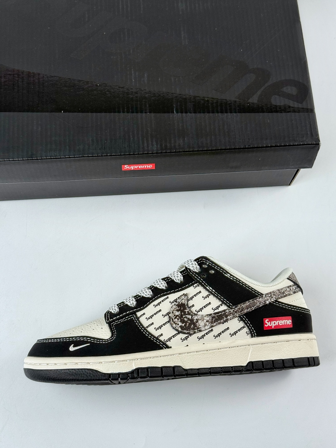Nike SB Dunk Low x Supreme 黑白小勾满天星 XS6089-624