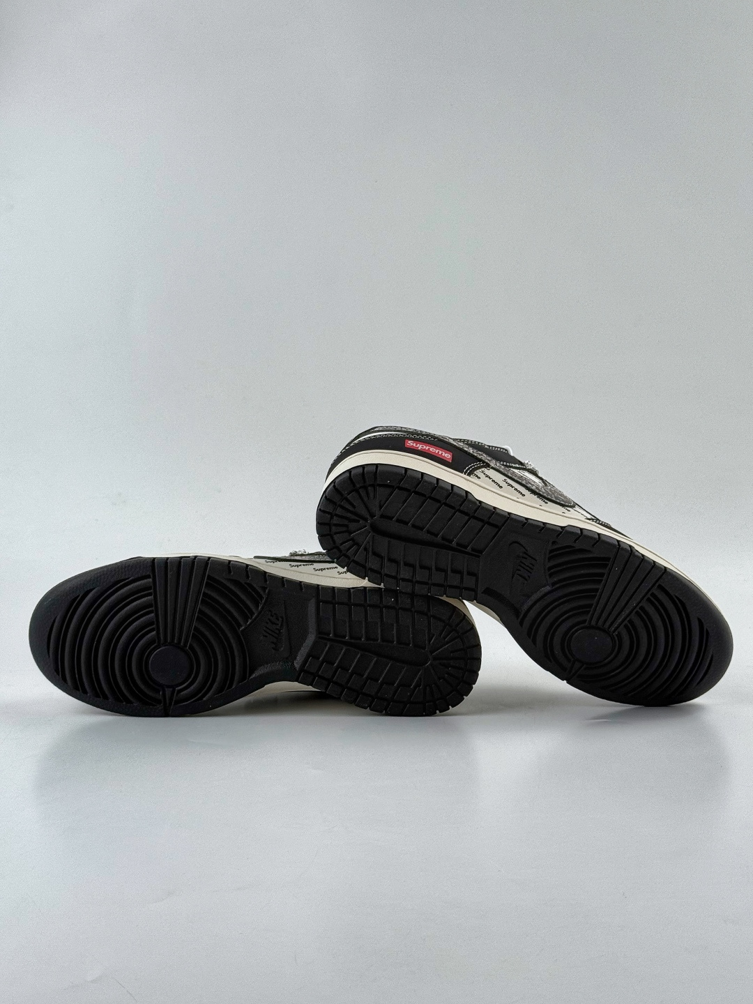 Nike SB Dunk Low x Supreme 黑白小勾满天星 XS6089-624