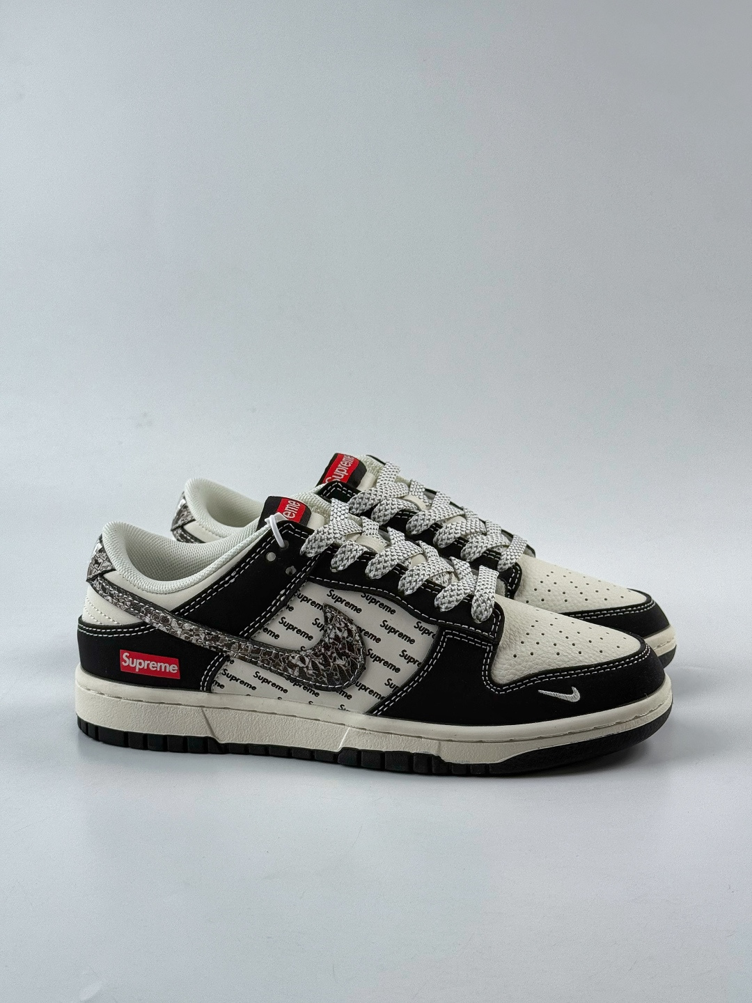 Nike SB Dunk Low x Supreme 黑白小勾满天星 XS6089-624