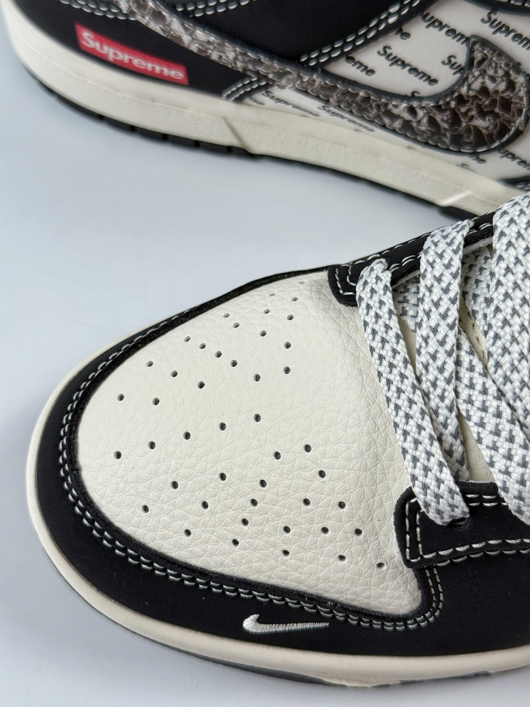 Nike SB Dunk Low x Supreme 黑白小勾满天星 XS6089-624