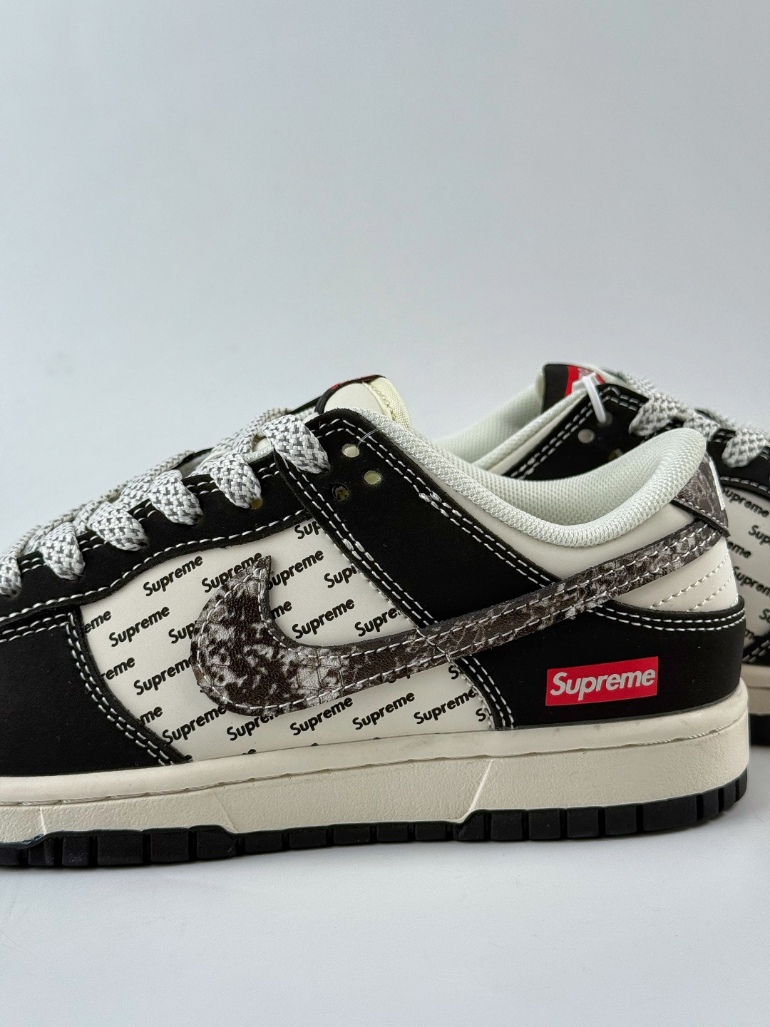 Nike SB Dunk Low x Supreme 黑白小勾满天星 XS6089-624