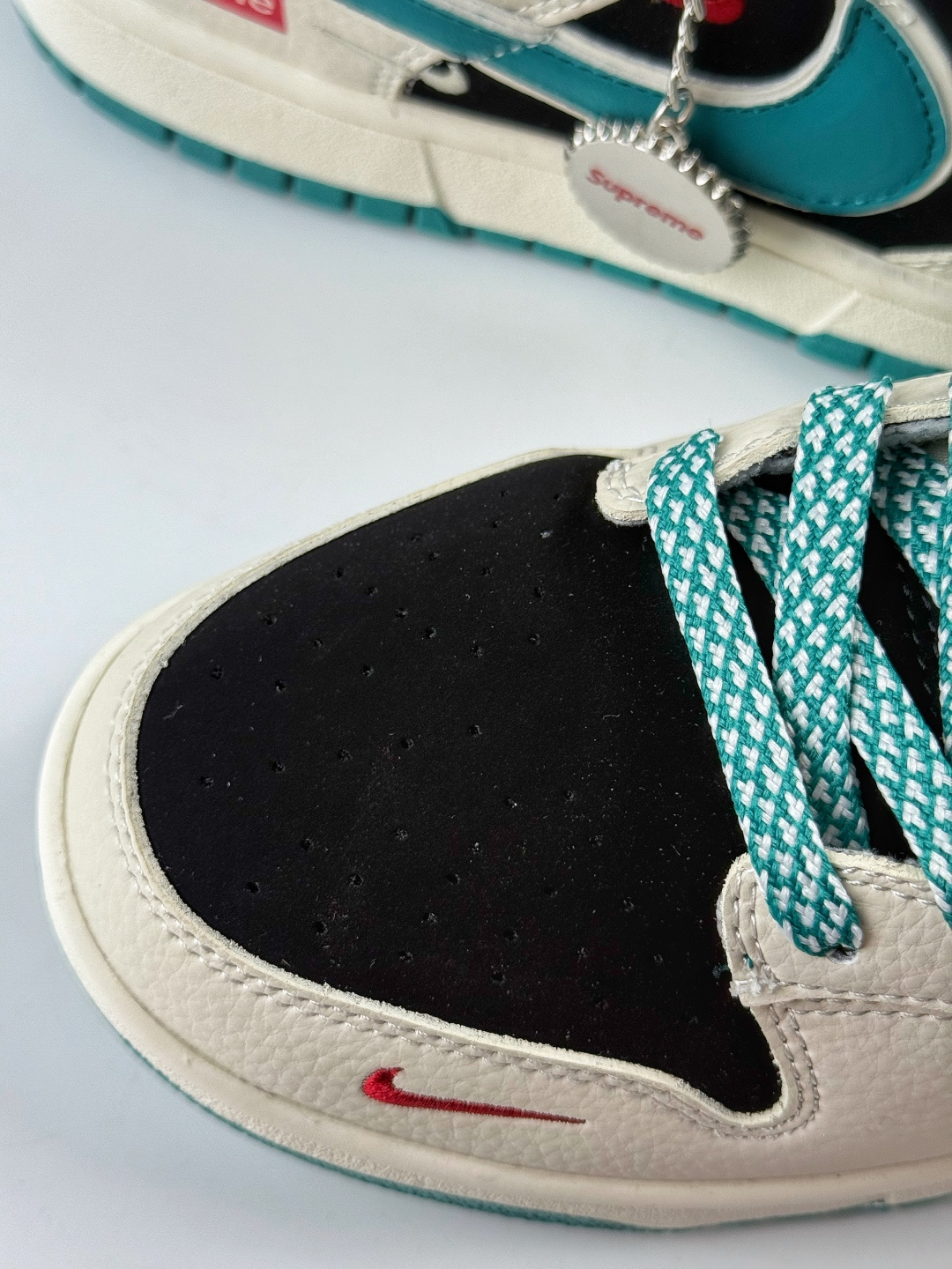 Nike SB Dunk Low x Superme 白黑绿三小勾满天星 SJ8888-004