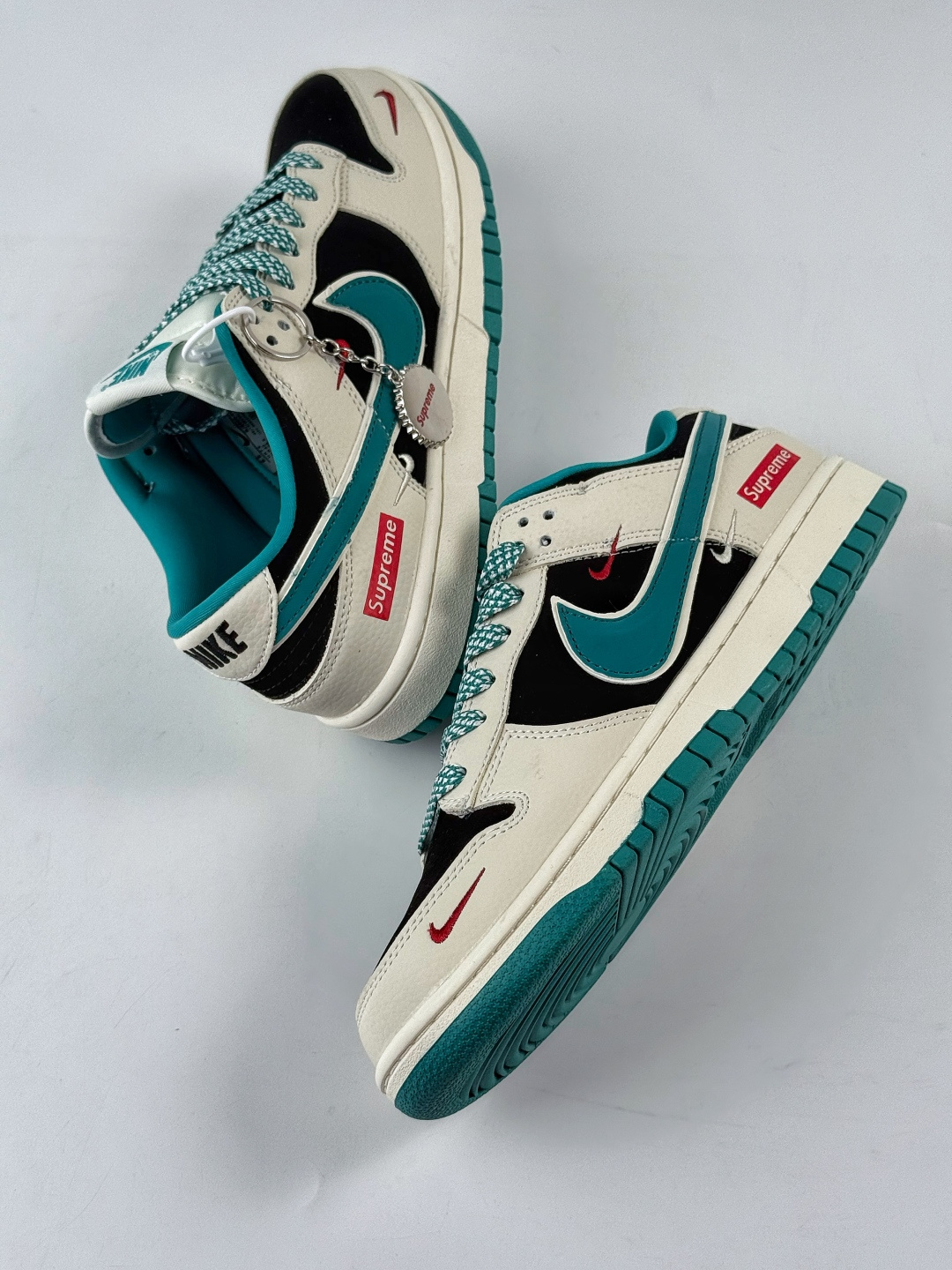 Nike SB Dunk Low x Superme 白黑绿三小勾满天星 SJ8888-004