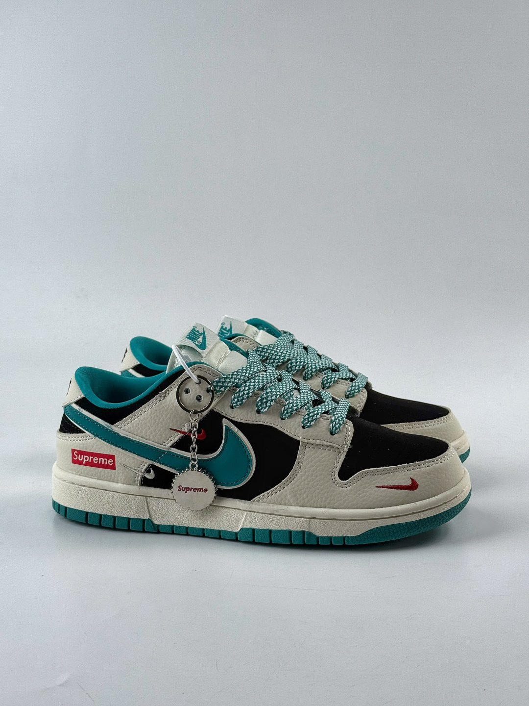 Nike SB Dunk Low x Superme 白黑绿三小勾满天星 SJ8888-004